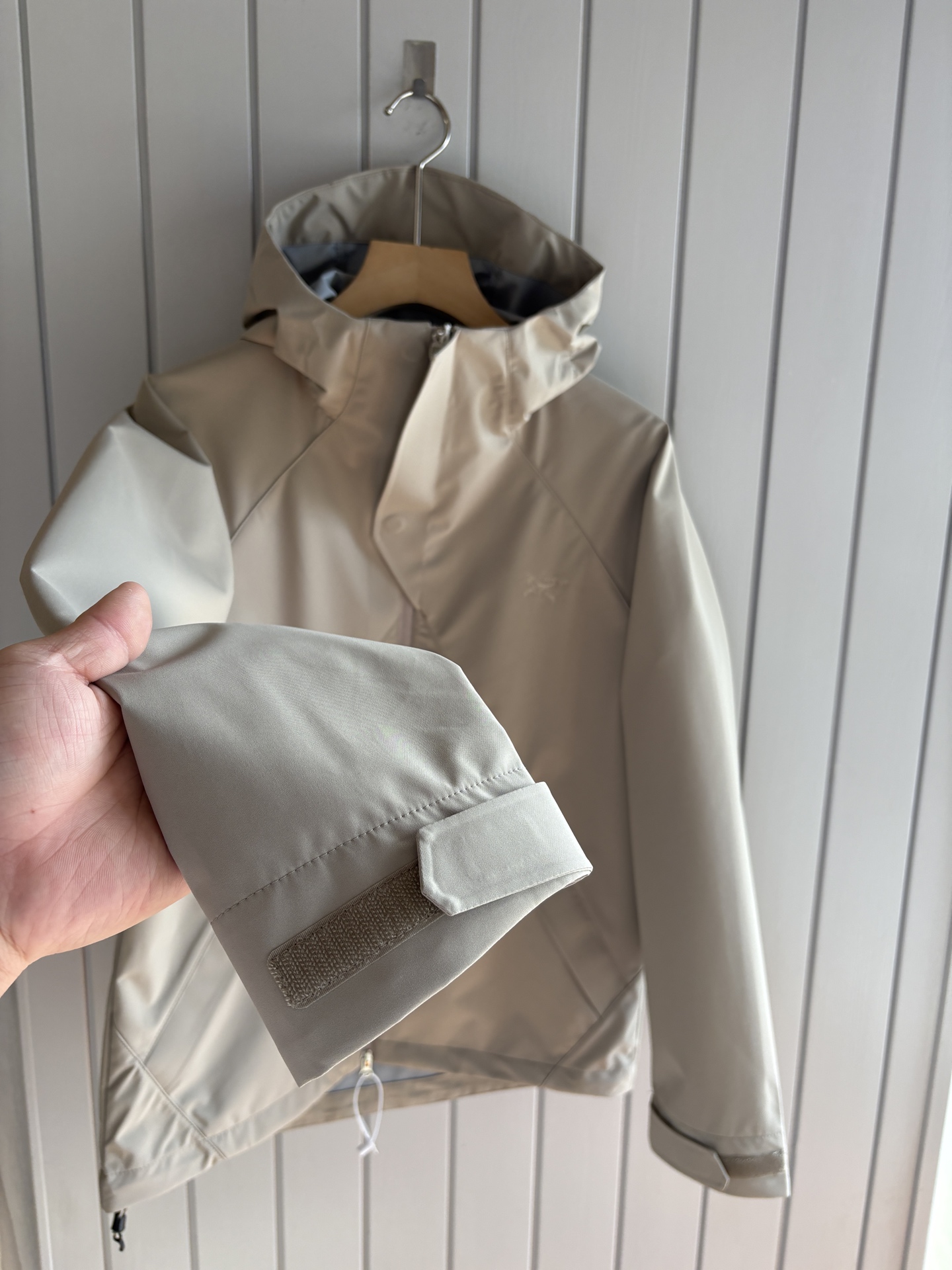 爆款 顶配 Beta SL冲锋衣是一款专为户外探险设计的高性能外套。采用GORE-TEX 面料。具备卓越