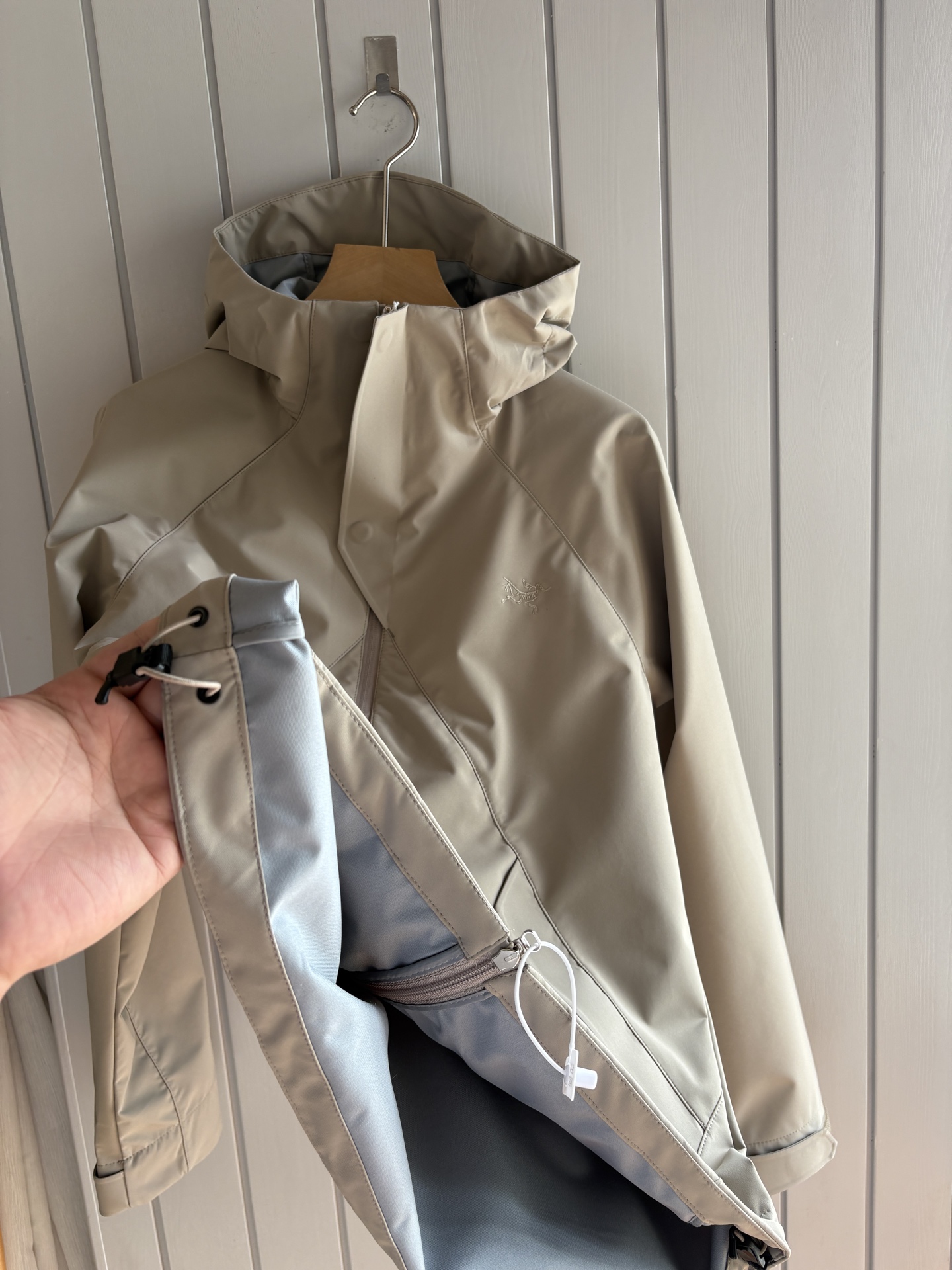 爆款 顶配 Beta SL冲锋衣是一款专为户外探险设计的高性能外套。采用GORE-TEX 面料。具备卓越