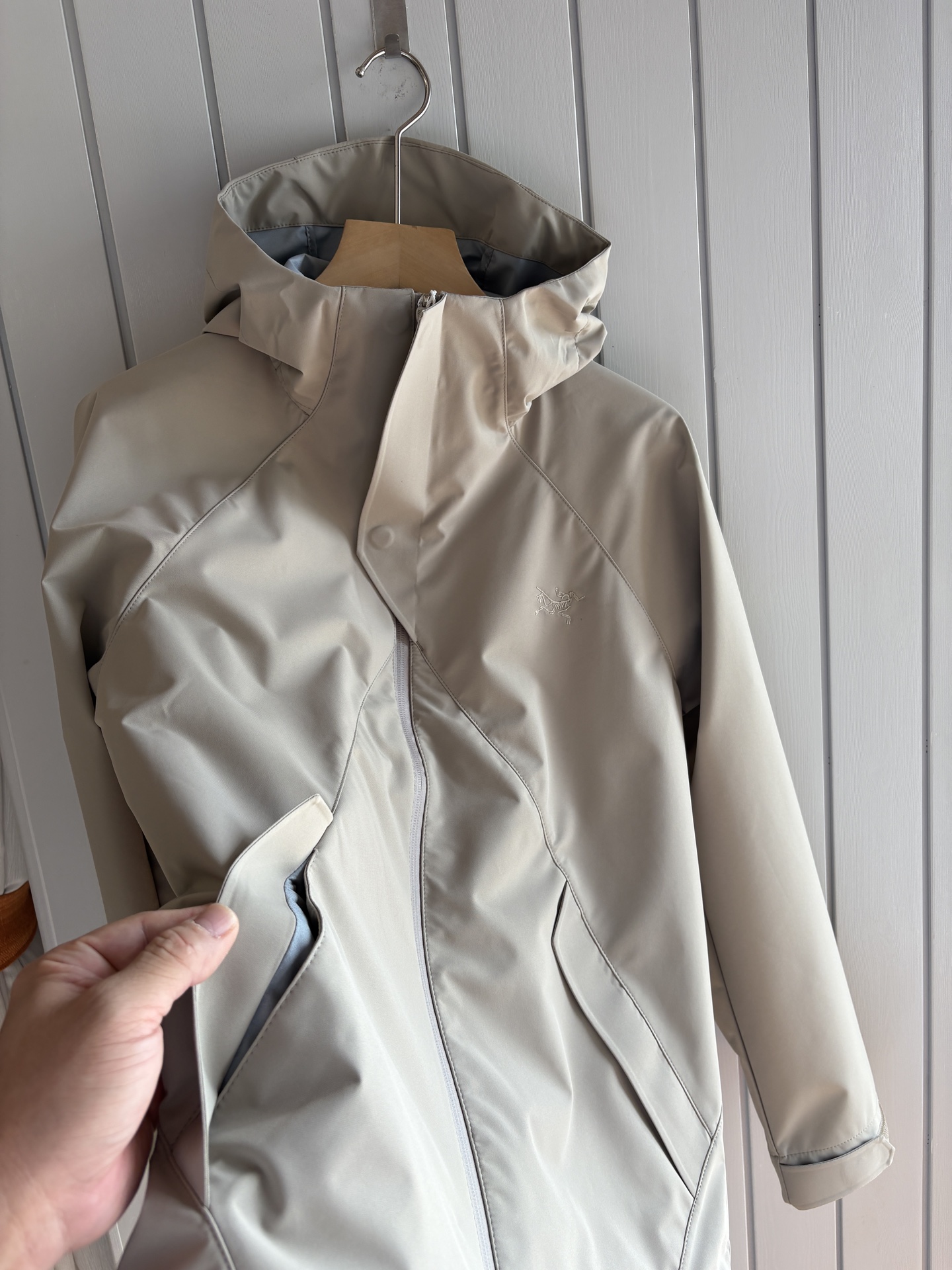 爆款 顶配 Beta SL冲锋衣是一款专为户外探险设计的高性能外套。采用GORE-TEX 面料。具备卓越