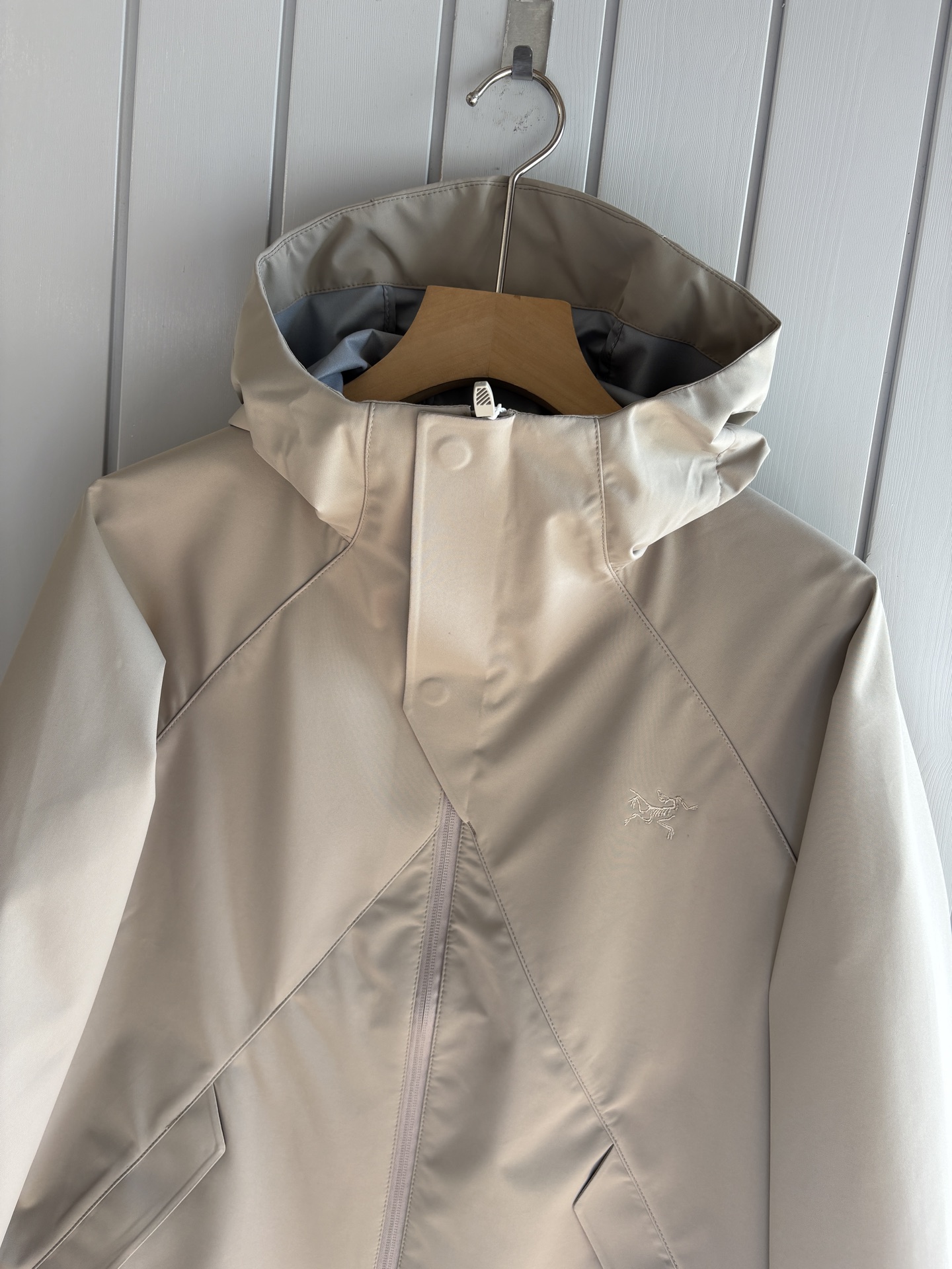 爆款 顶配 Beta SL冲锋衣是一款专为户外探险设计的高性能外套。采用GORE-TEX 面料。具备卓越