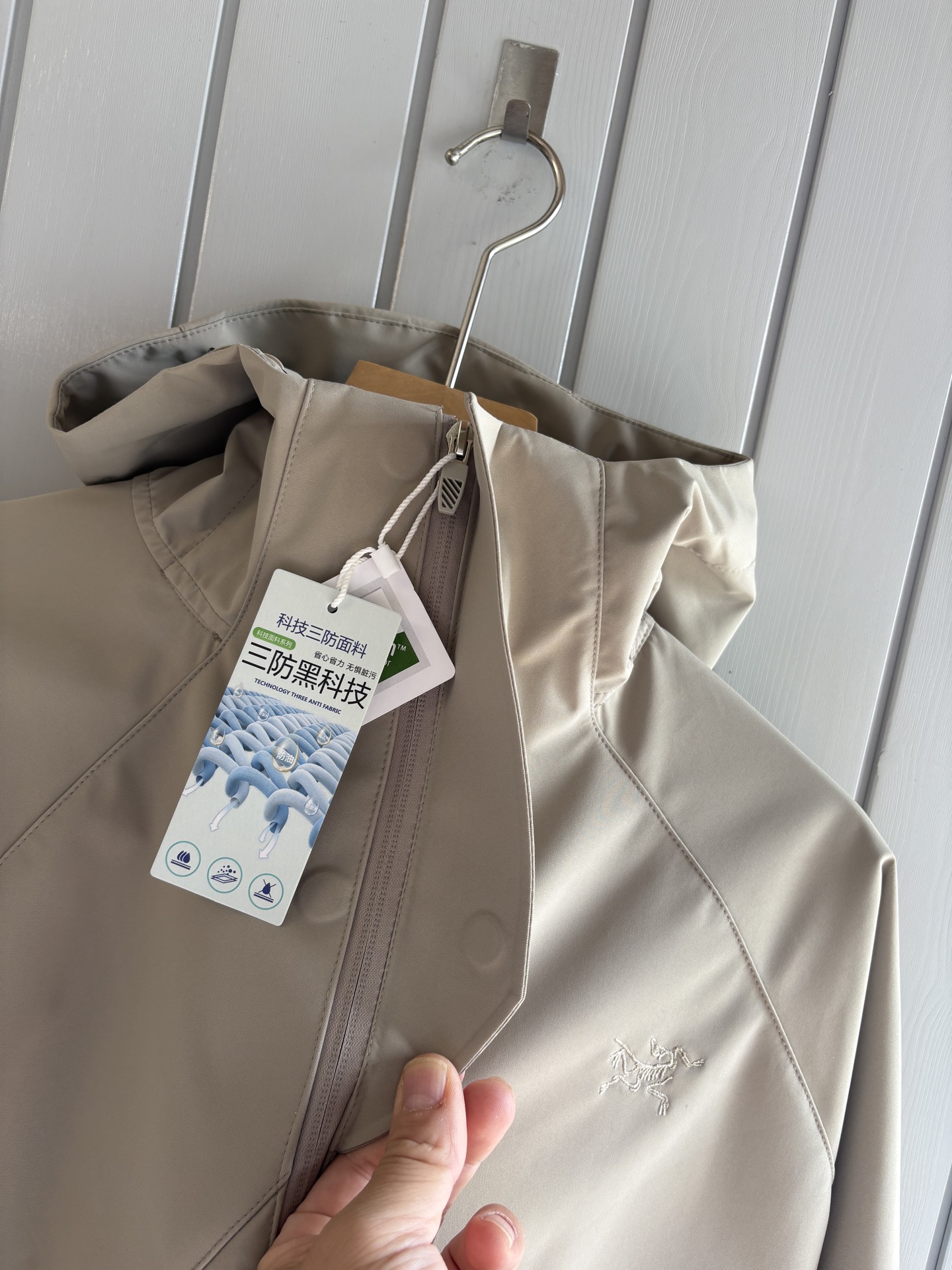 爆款 顶配 Beta SL冲锋衣是一款专为户外探险设计的高性能外套。采用GORE-TEX 面料。具备卓越