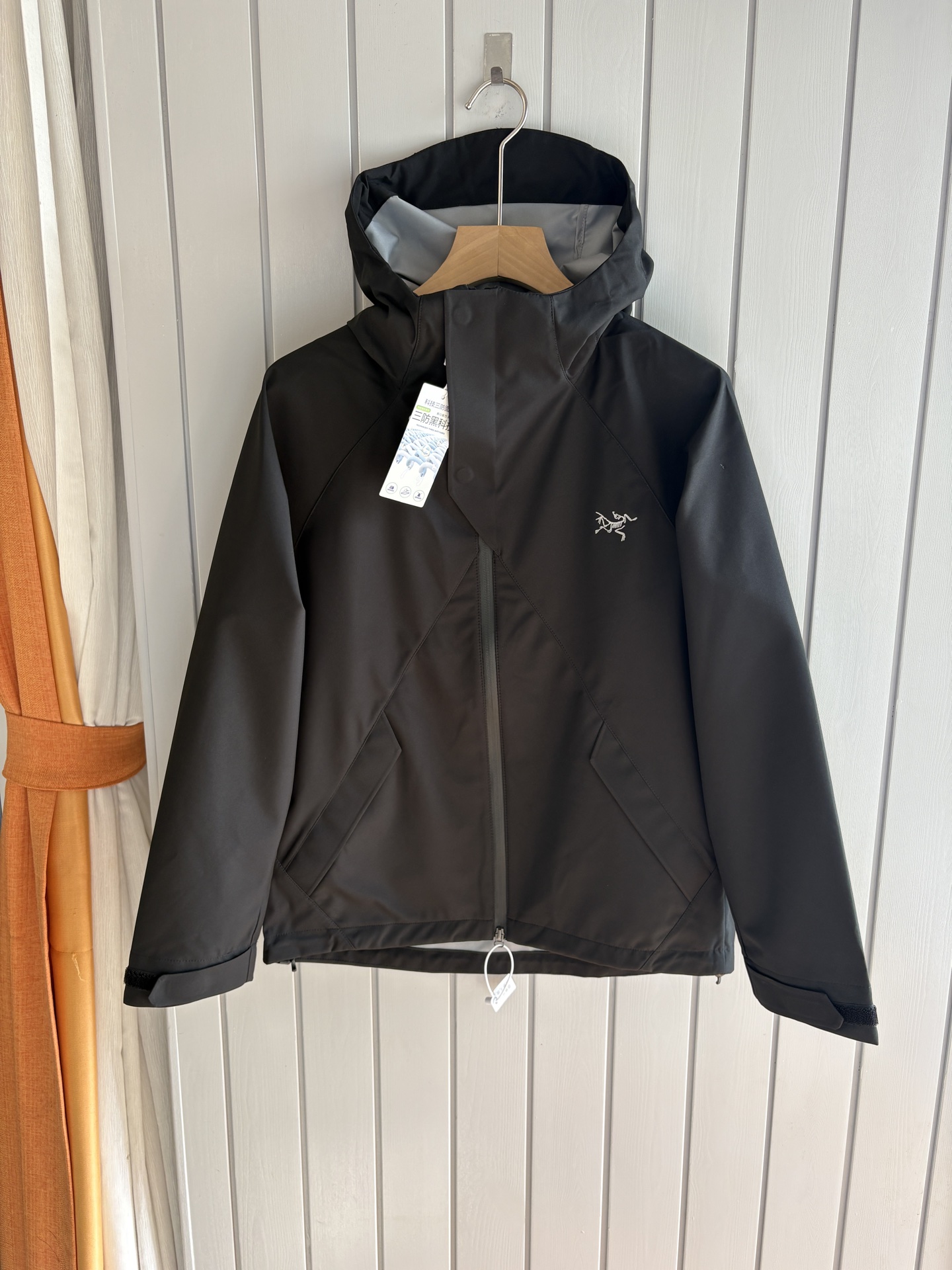 NO:516539,Top-up Beta SL jacket is a high-performance jacket designed for outdoor adventure. It is made of GORE-TEX fabric. It has excellent waterproof and breathable properties to ensure that it remains dry and comfortable in bad weather. Its high-quality design makes it easy to carry and is ideal for long-term hiking and traveling. The new Beta SL color is not only fashionable and eye-catching, but also increases visibility during outdoor activities and improves safety. The unique StormHood hood design provides comprehensive head protection without affecting the field of view. The underarm zipper design enhances breathability and prevents overheating. Whether it is mountaineering, hiking or daily commuting, the Archaeoptera Beta SL Sequoia jacket is an indispensable choice for you. Black color; Size L-4XL, arc'teryx, jackets & coats,hats,alexander  wang19860909爆款 顶配 Beta SL冲锋衣是一款专为户外探险设计的高性能外套. 采用GORE-TEX 面料. 具备卓越的防水透气性能,确保在恶劣天气下依然保持干爽舒适. 其高质量设计使其便于携带,非常适合长时间的徒步和旅行. Beta SL新色不仅时尚亮眼,还增加了户外活动中的可见性,提升安全性.独特的 StormHood帽兜设计,提供全面的头部保护,同时不影响视野. 腋下拉链设计增强了透气性,防止过热.无论是登山、徒步还是日常通勤,始祖鸟Beta SL红杉色冲锋衣都是您不可或缺的理想选择. 颜色黑色； 尺码L-4XL,arc'teryx,jackets & coats,hats,alexander wang,Men's clothing