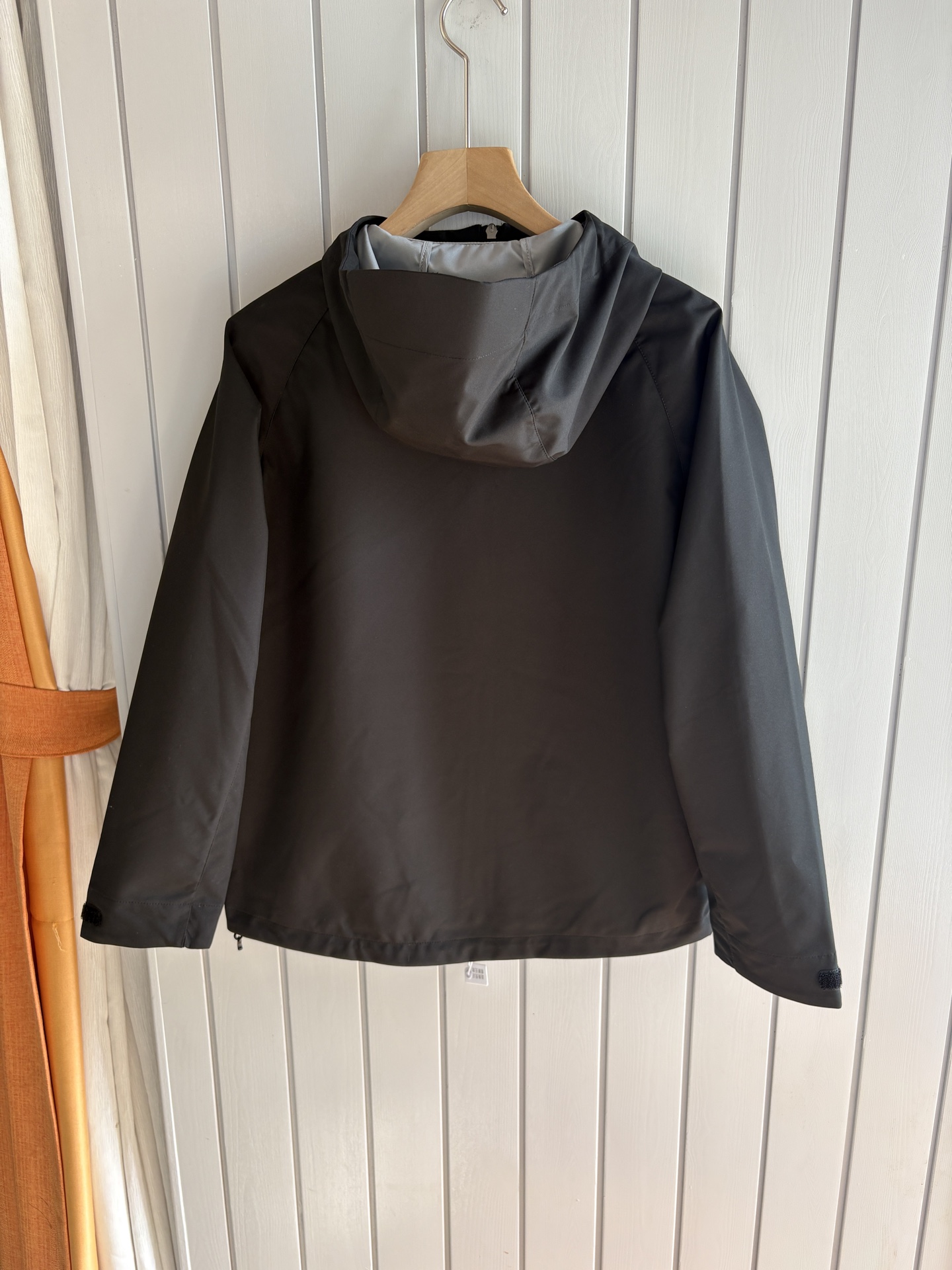 爆款 顶配 Beta SL冲锋衣是一款专为户外探险设计的高性能外套。采用GORE-TEX 面料。具备卓越