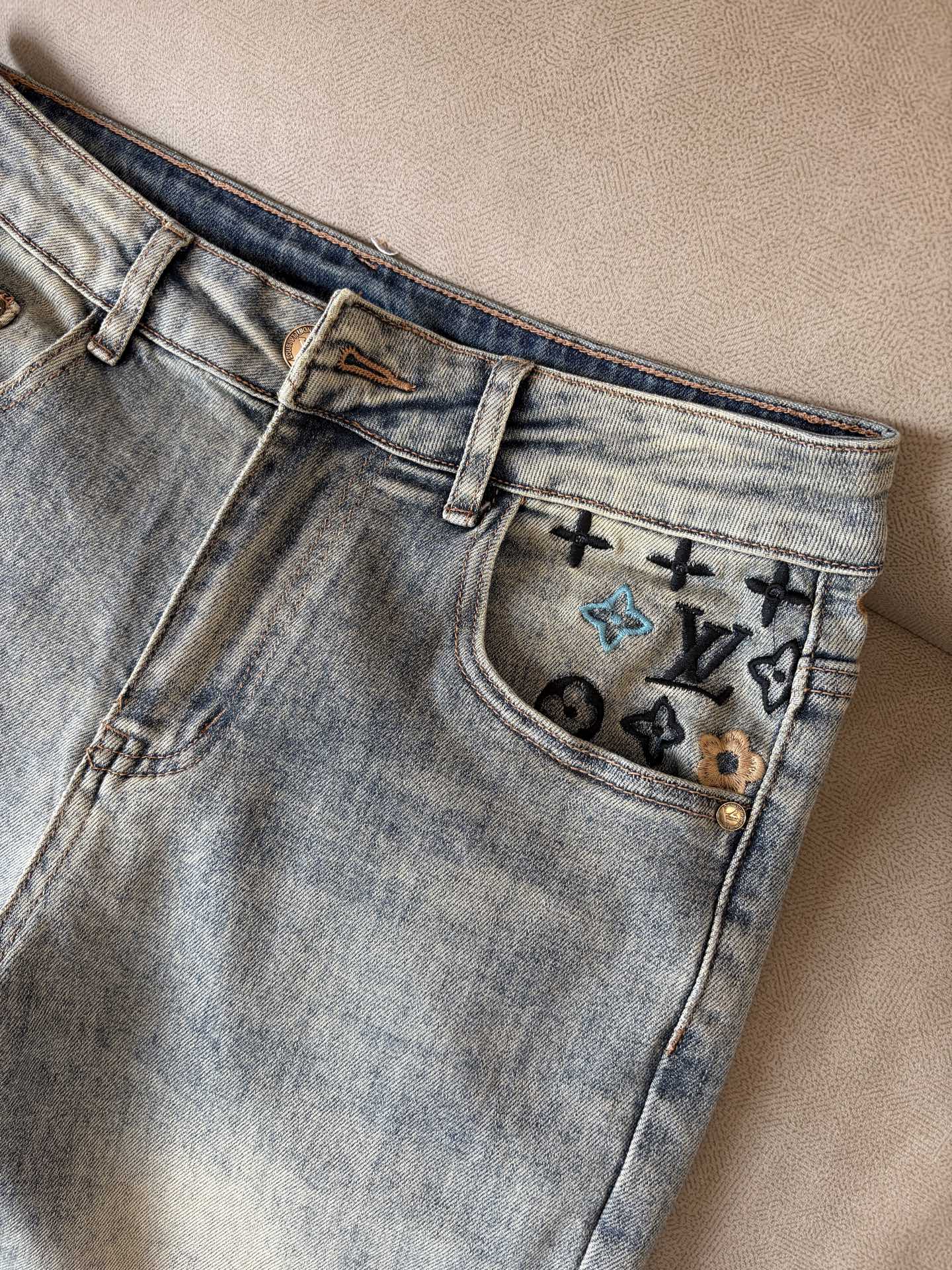 超级有范儿的一款牛仔裤，定制原版水洗牛仔面料，独特设计，顶级刺绣工艺字母图案logo，原版五金辅料装饰，