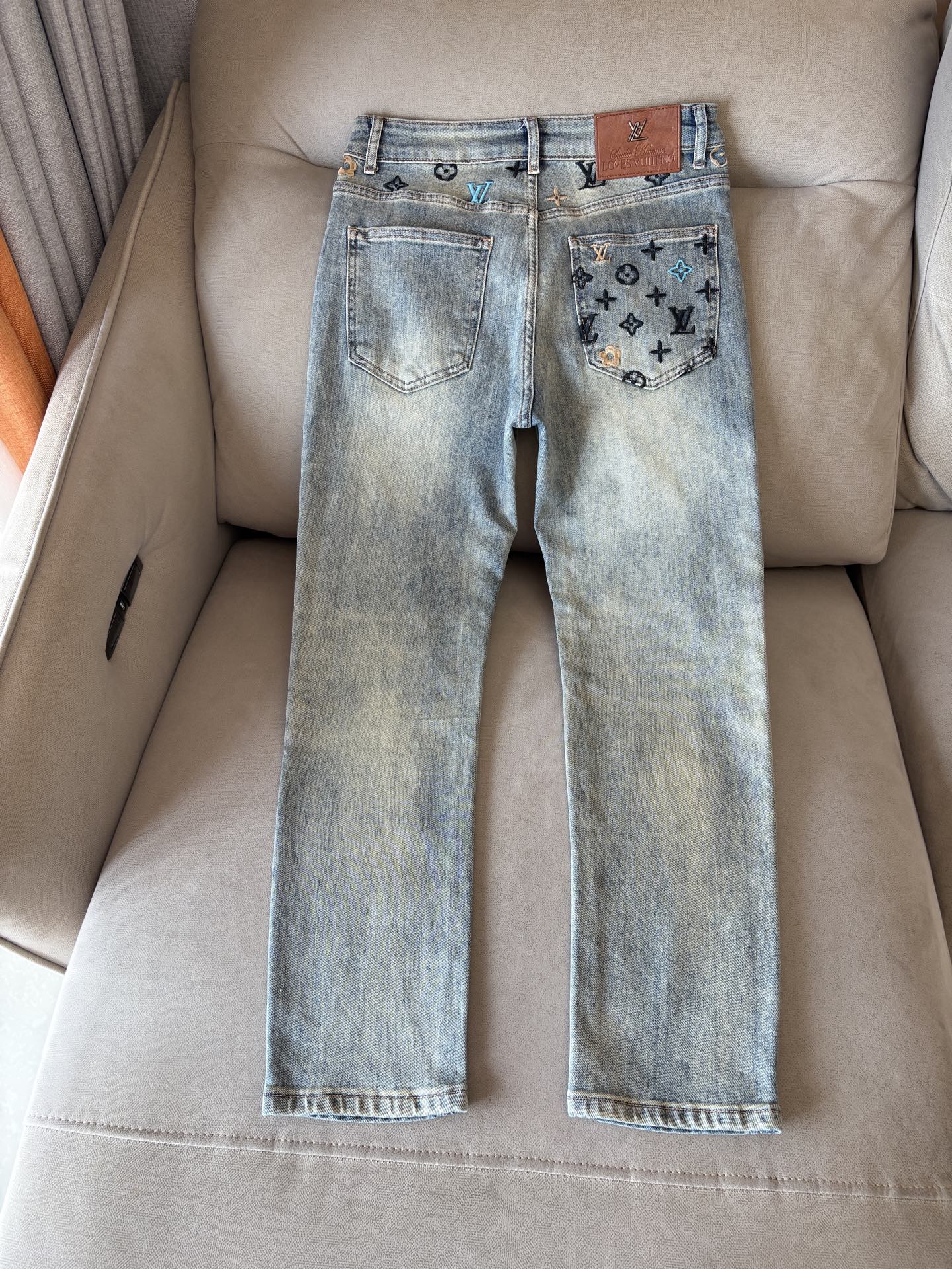 超级有范儿的一款牛仔裤，定制原版水洗牛仔面料，独特设计，顶级刺绣工艺字母图案logo，原版五金辅料装饰，