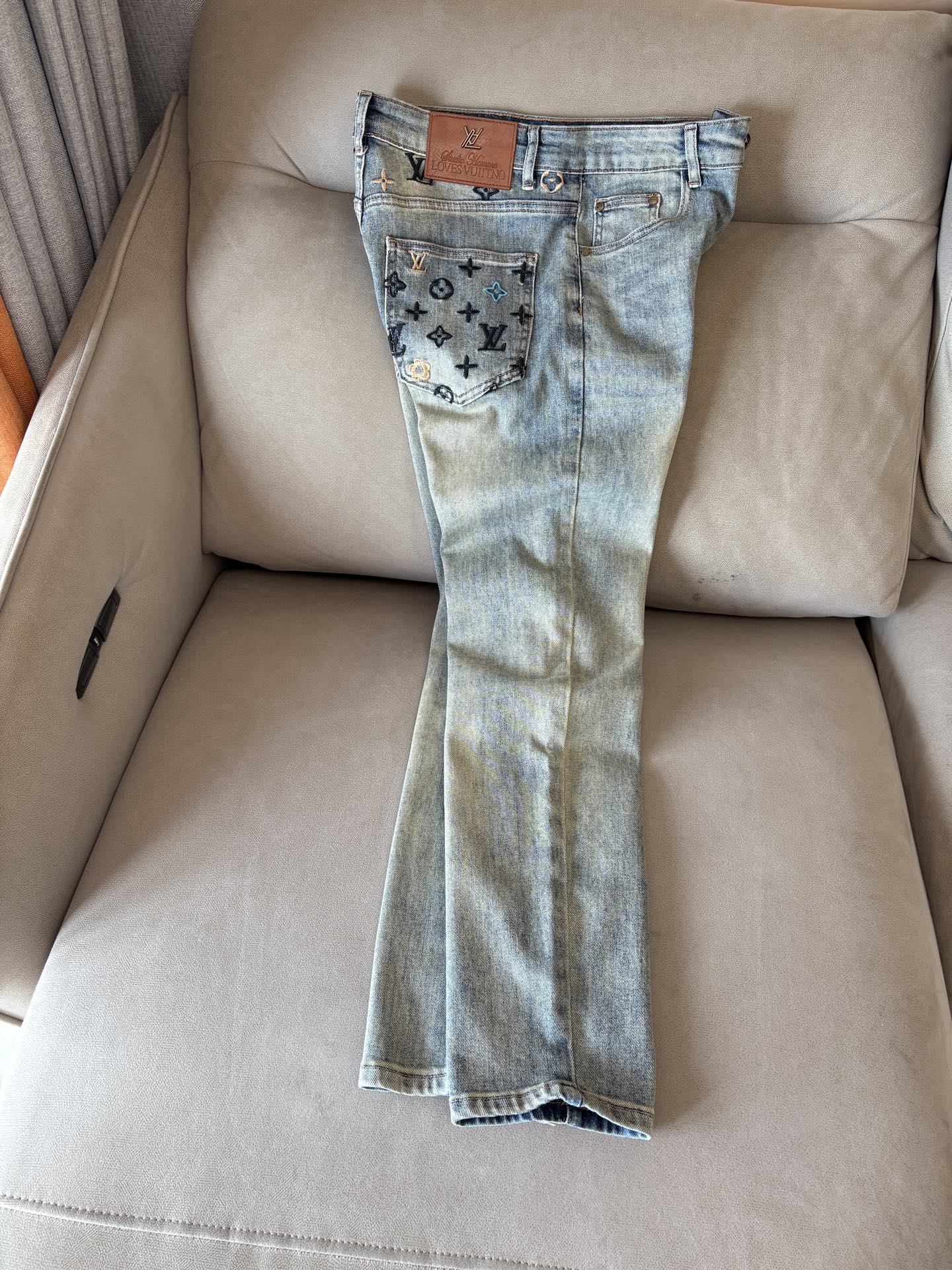 超级有范儿的一款牛仔裤，定制原版水洗牛仔面料，独特设计，顶级刺绣工艺字母图案logo，原版五金辅料装饰，