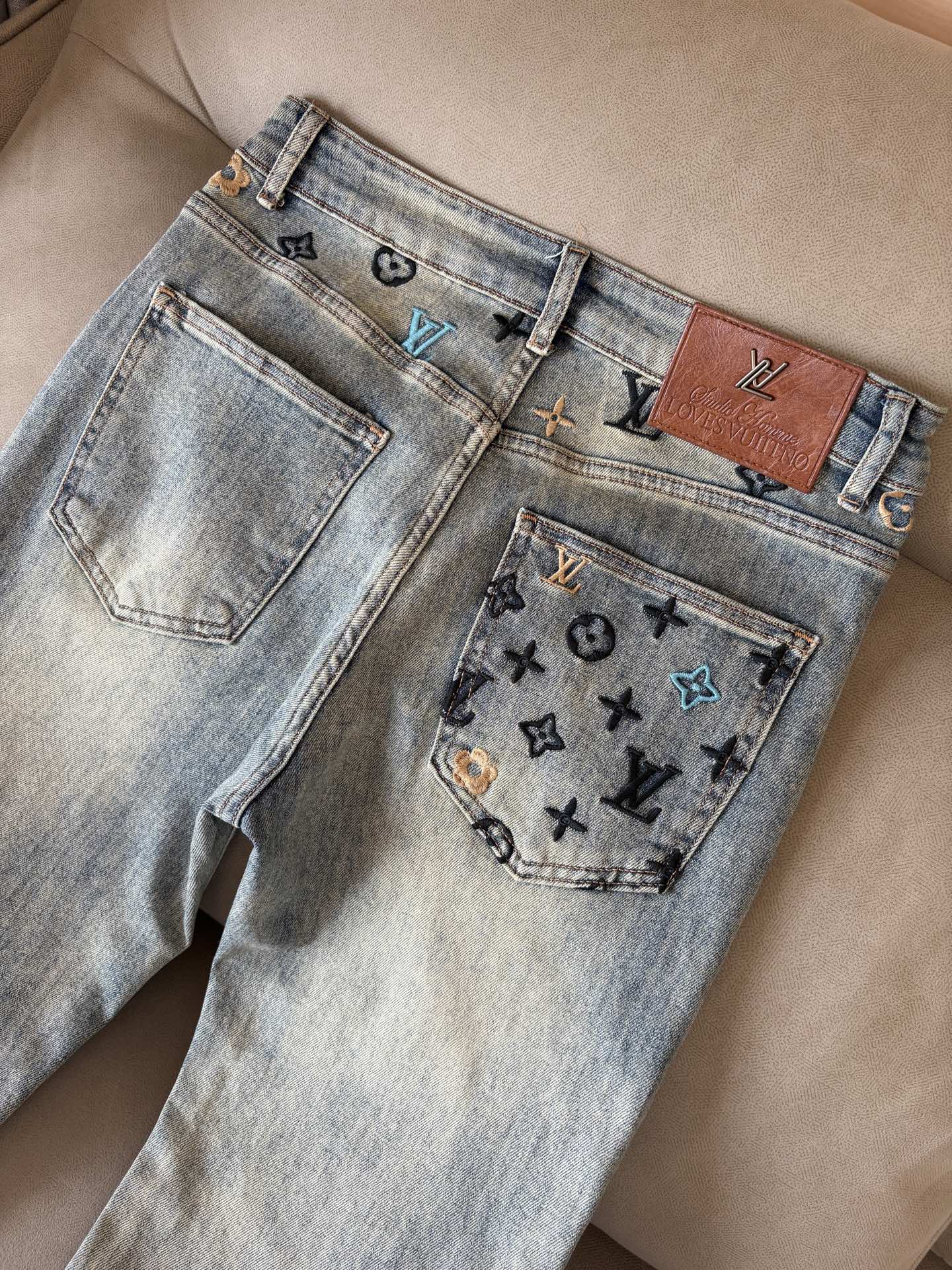 超级有范儿的一款牛仔裤，定制原版水洗牛仔面料，独特设计，顶级刺绣工艺字母图案logo，原版五金辅料装饰，