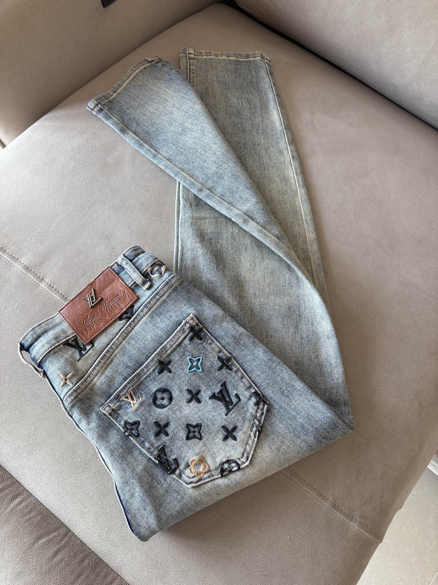 超级有范儿的一款牛仔裤，定制原版水洗牛仔面料，独特设计，顶级刺绣工艺字母图案logo，原版五金辅料装饰，