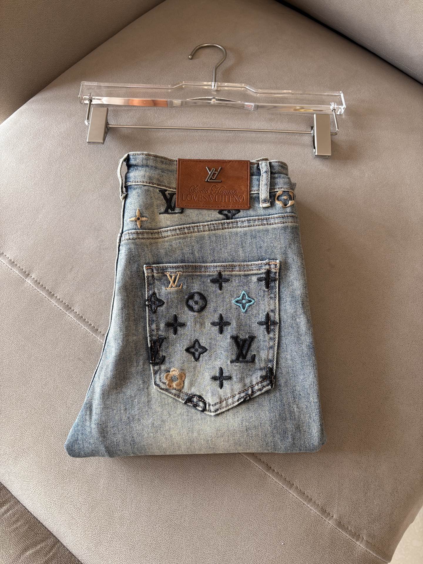 超级有范儿的一款牛仔裤，定制原版水洗牛仔面料，独特设计，顶级刺绣工艺字母图案logo，原版五金辅料装饰，