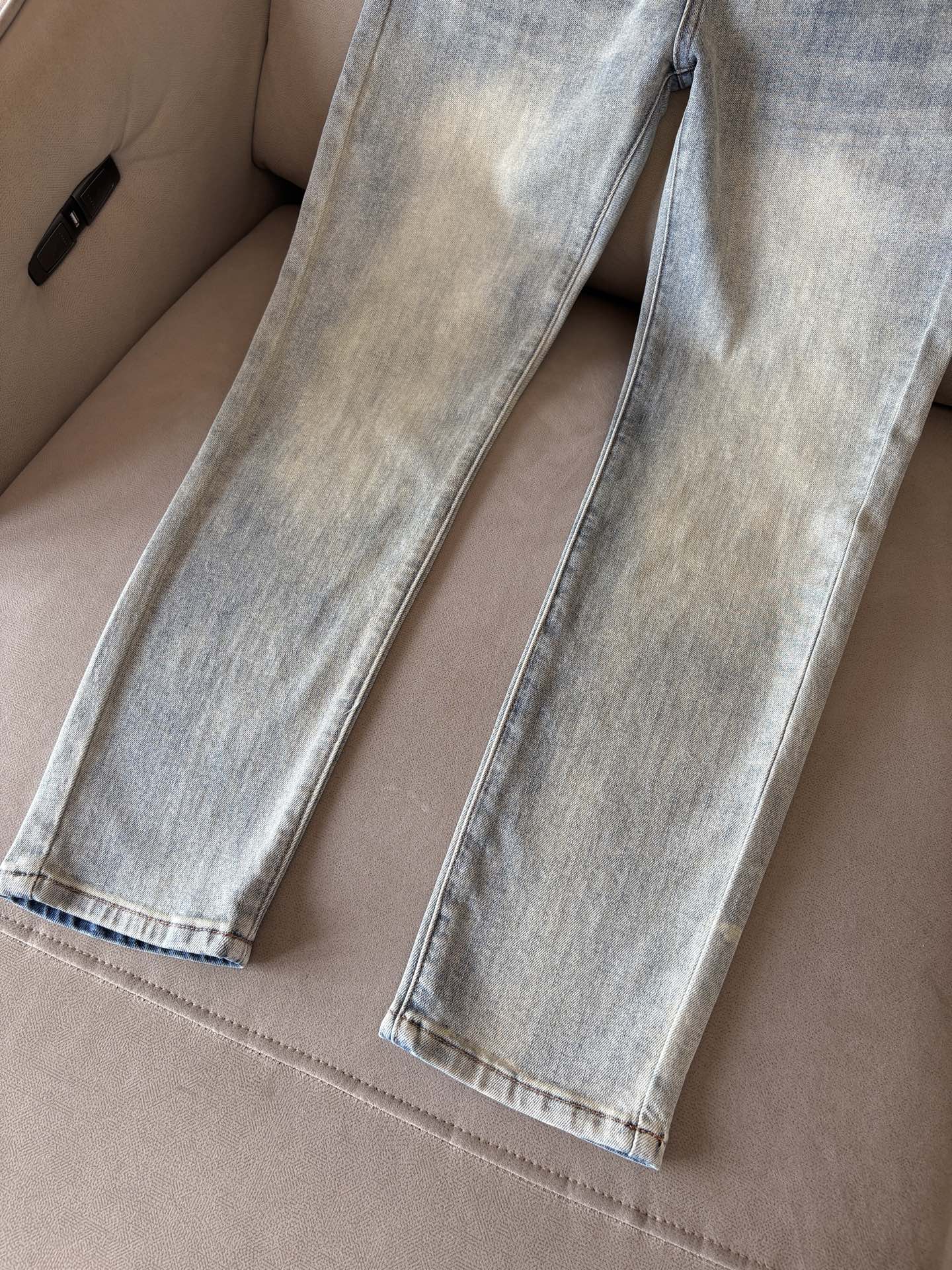 超级有范儿的一款牛仔裤，定制原版水洗牛仔面料，独特设计，顶级刺绣工艺字母图案logo，原版五金辅料装饰，