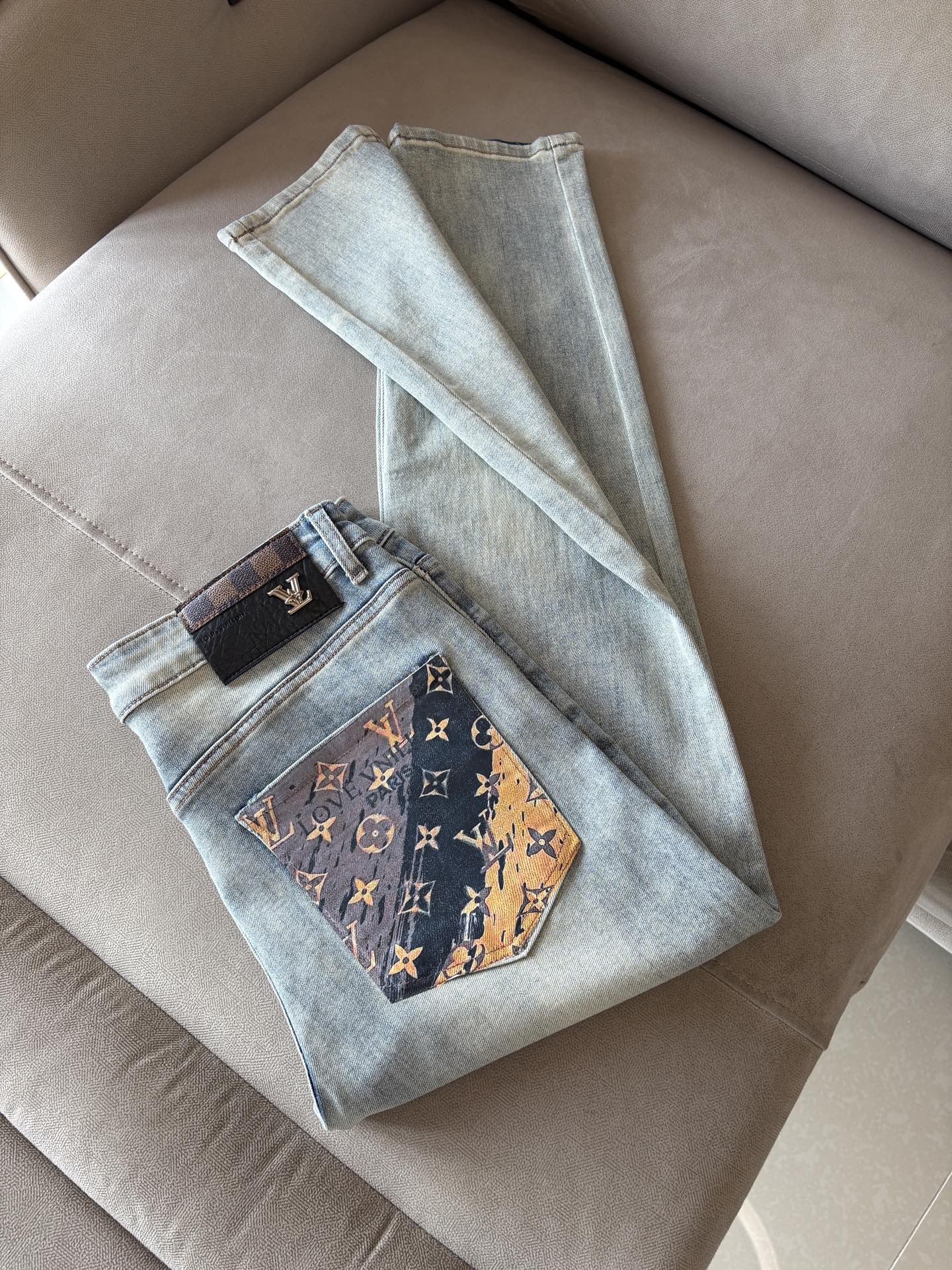 超级有范儿的一款牛仔裤，定制原版水洗牛仔面料，独特设计，顶级刺绣工艺字母图案logo，原版五金辅料装饰，