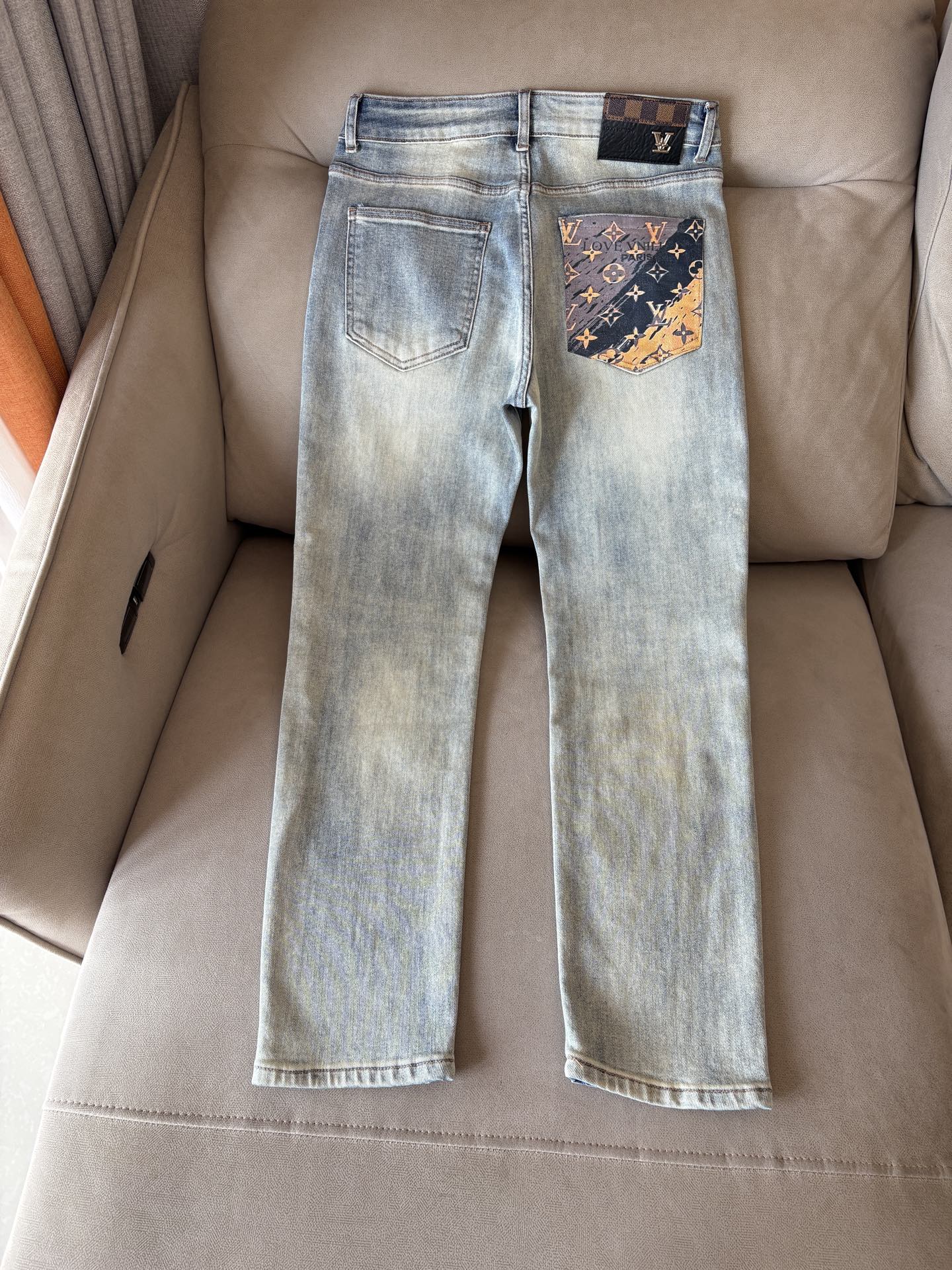 超级有范儿的一款牛仔裤，定制原版水洗牛仔面料，独特设计，顶级刺绣工艺字母图案logo，原版五金辅料装饰，