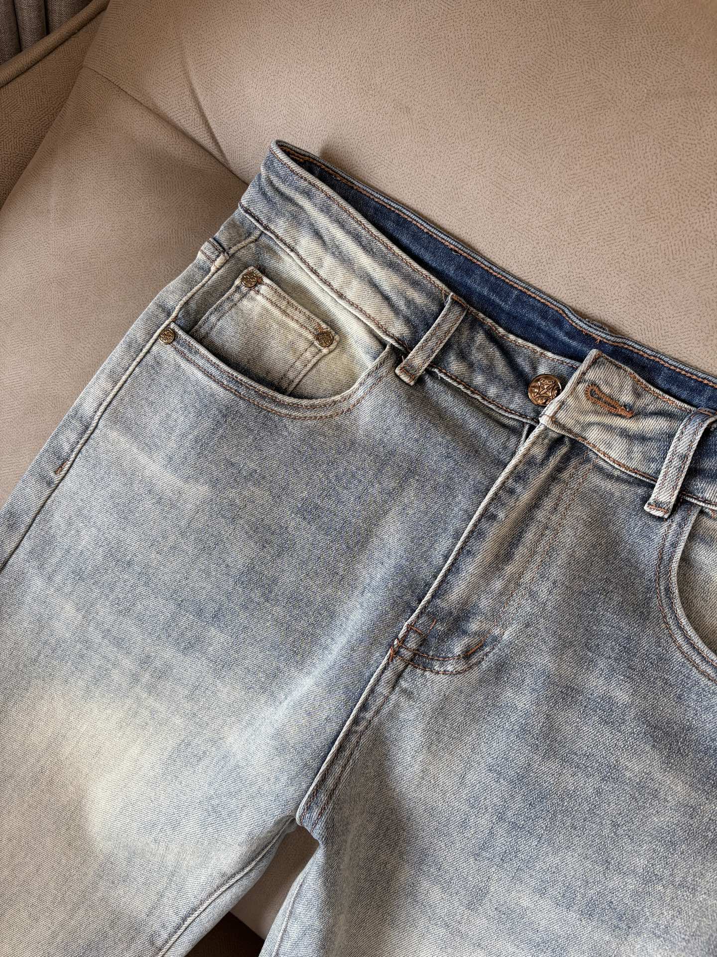 超级有范儿的一款牛仔裤，定制原版水洗牛仔面料，独特设计，顶级刺绣工艺字母图案logo，原版五金辅料装饰，