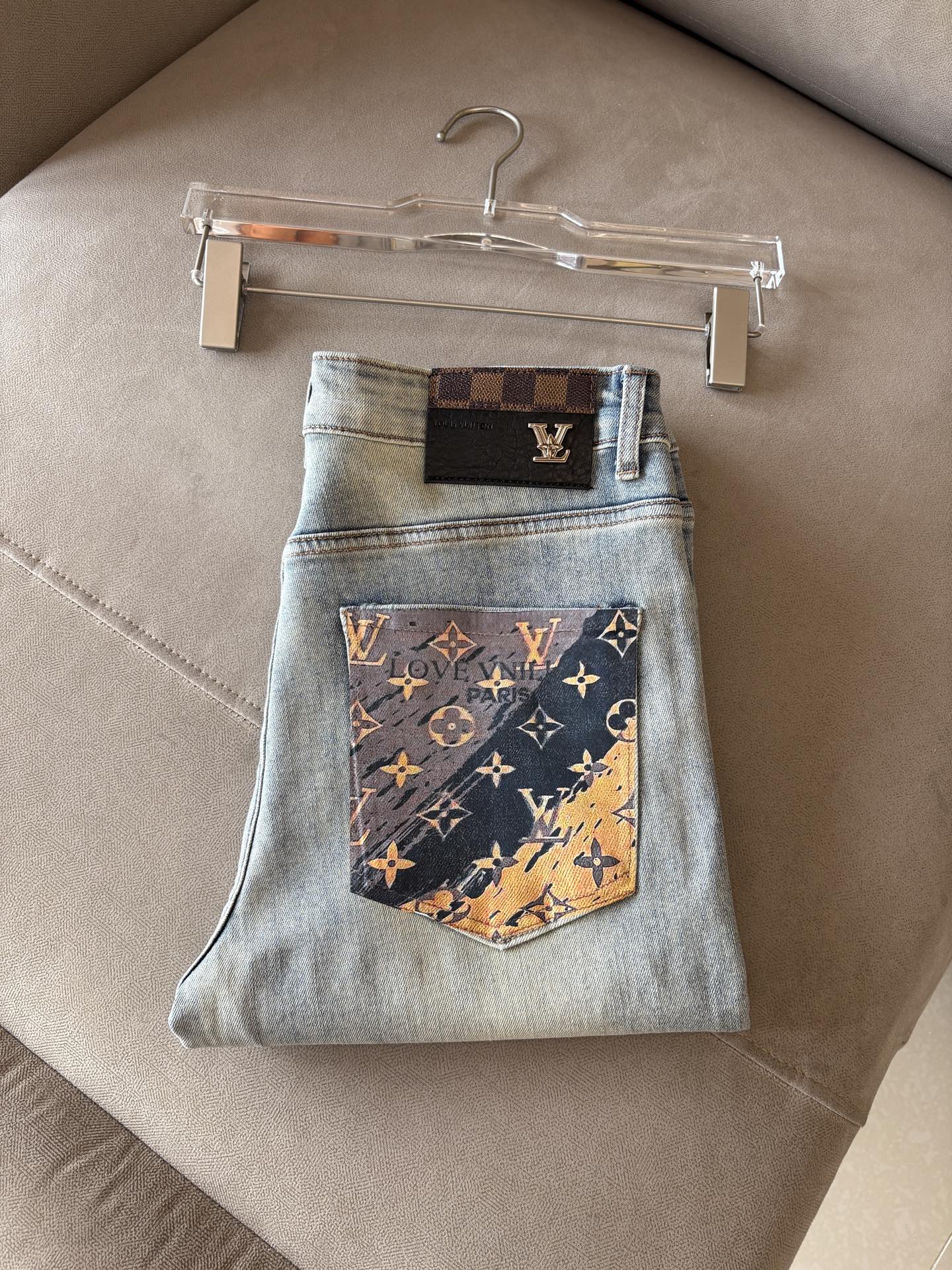 超级有范儿的一款牛仔裤，定制原版水洗牛仔面料，独特设计，顶级刺绣工艺字母图案logo，原版五金辅料装饰，