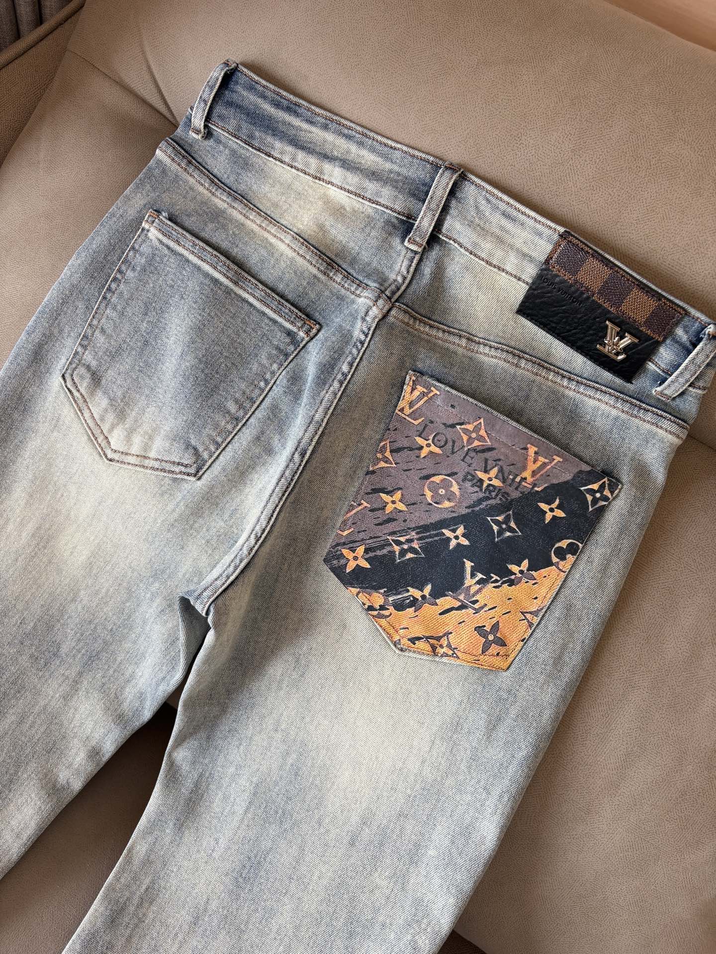 超级有范儿的一款牛仔裤，定制原版水洗牛仔面料，独特设计，顶级刺绣工艺字母图案logo，原版五金辅料装饰，
