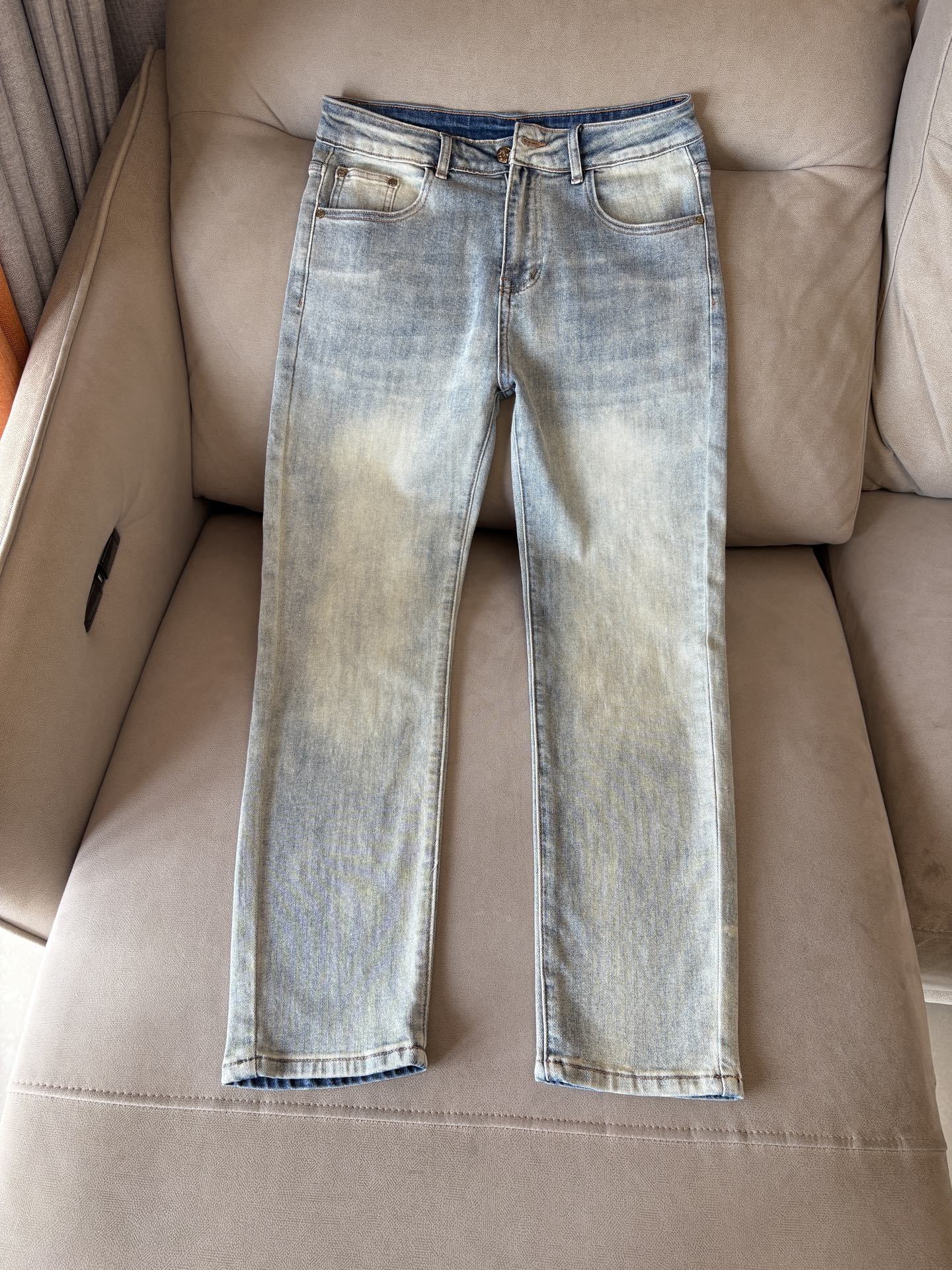 超级有范儿的一款牛仔裤，定制原版水洗牛仔面料，独特设计，顶级刺绣工艺字母图案logo，原版五金辅料装饰，