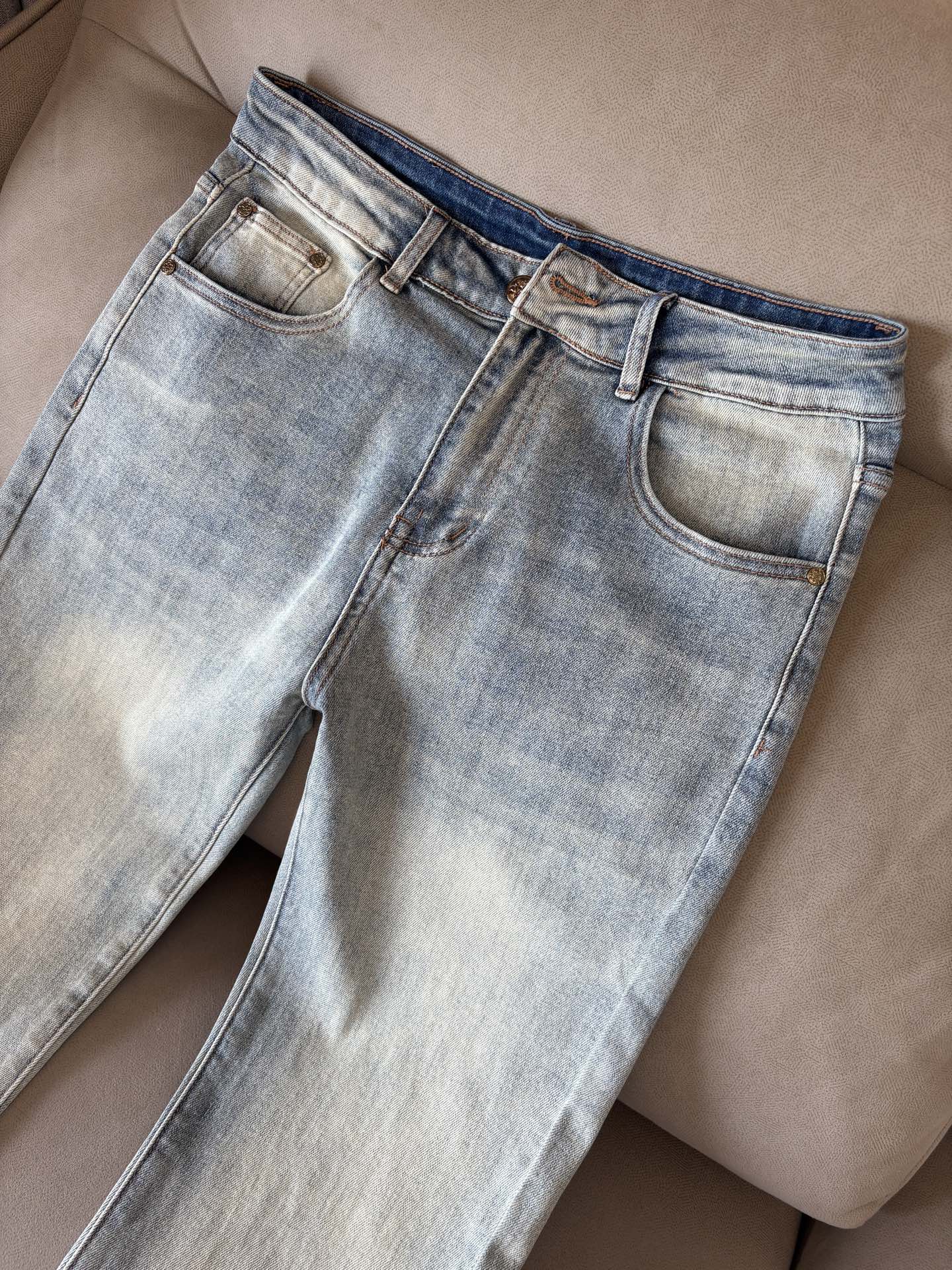 超级有范儿的一款牛仔裤，定制原版水洗牛仔面料，独特设计，顶级刺绣工艺字母图案logo，原版五金辅料装饰，