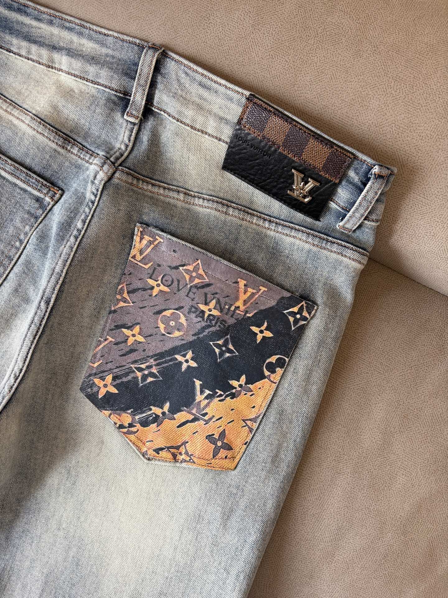 超级有范儿的一款牛仔裤，定制原版水洗牛仔面料，独特设计，顶级刺绣工艺字母图案logo，原版五金辅料装饰，