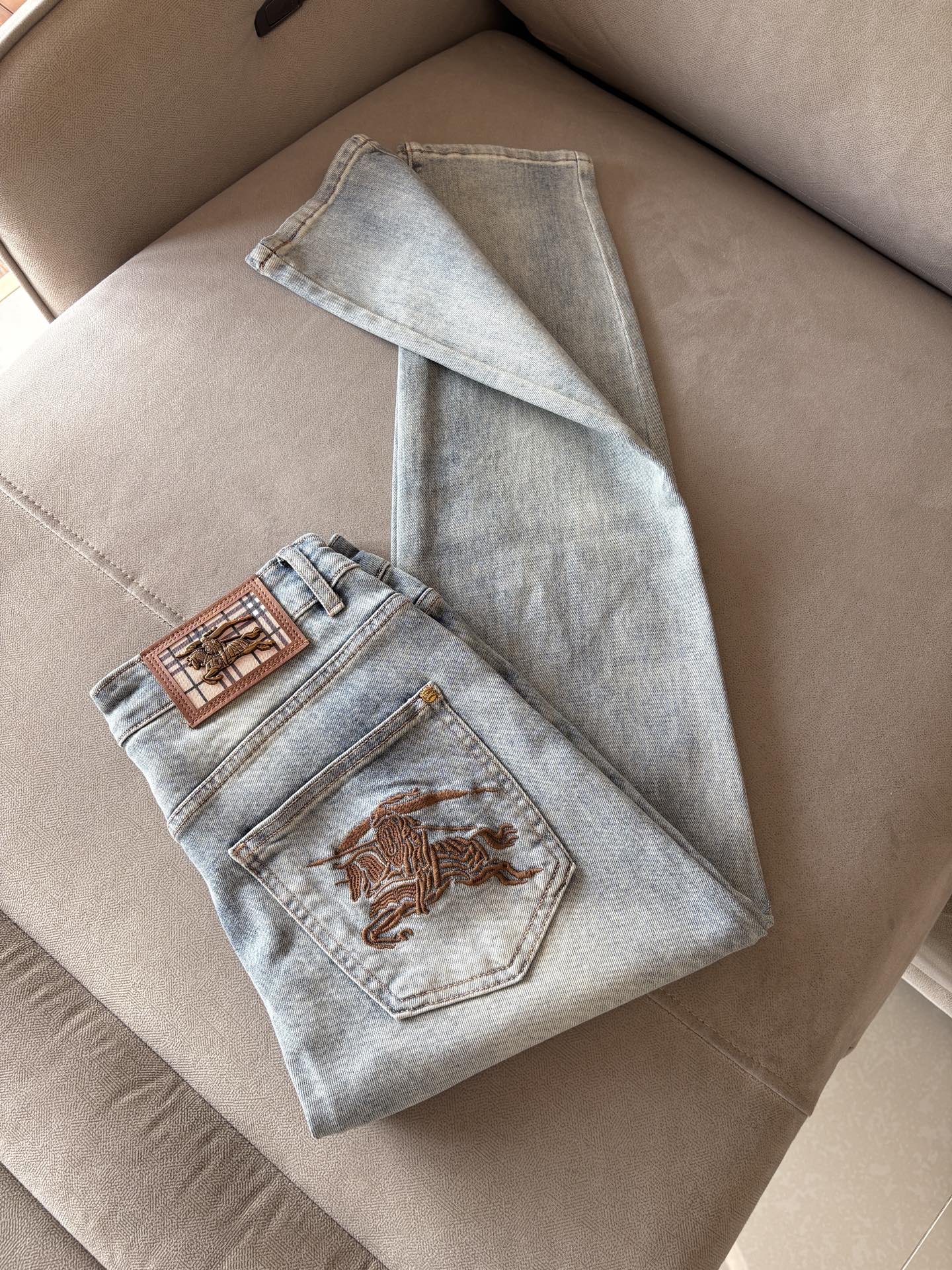 超级有范儿的一款牛仔裤，定制原版水洗牛仔面料，独特设计，顶级刺绣工艺字母图案logo，原版五金辅料装饰，