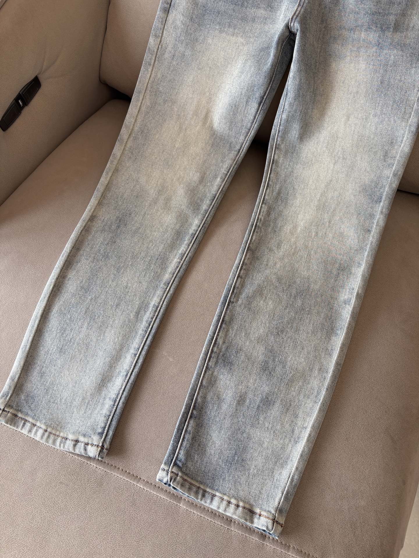 超级有范儿的一款牛仔裤，定制原版水洗牛仔面料，独特设计，顶级刺绣工艺字母图案logo，原版五金辅料装饰，