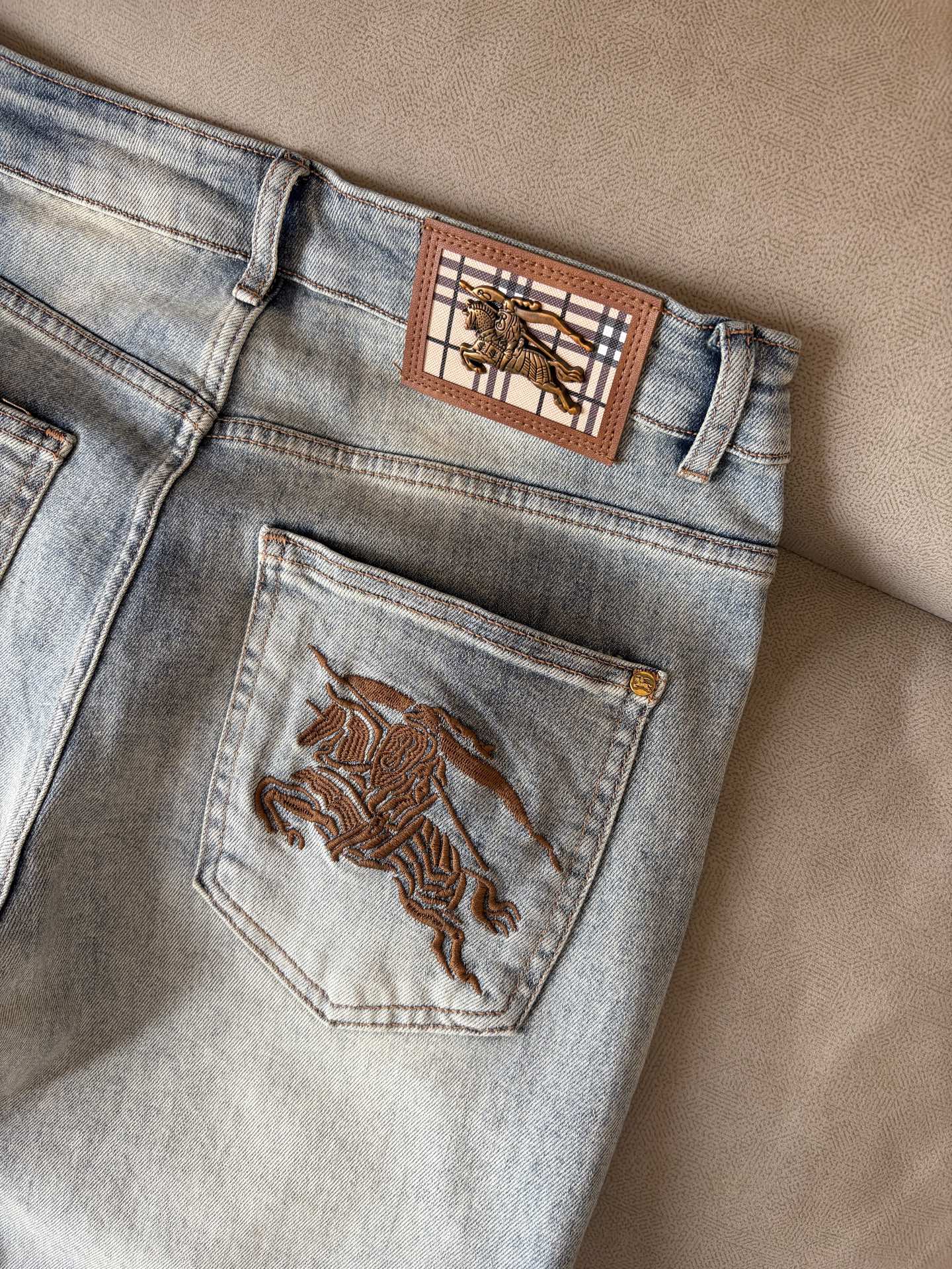 超级有范儿的一款牛仔裤，定制原版水洗牛仔面料，独特设计，顶级刺绣工艺字母图案logo，原版五金辅料装饰，