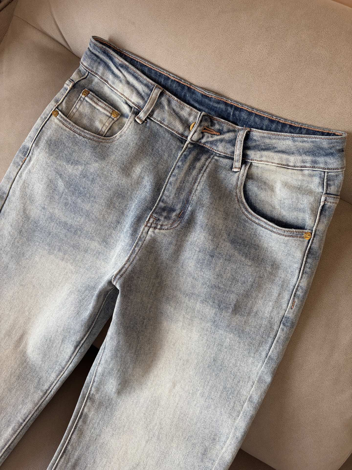 超级有范儿的一款牛仔裤，定制原版水洗牛仔面料，独特设计，顶级刺绣工艺字母图案logo，原版五金辅料装饰，