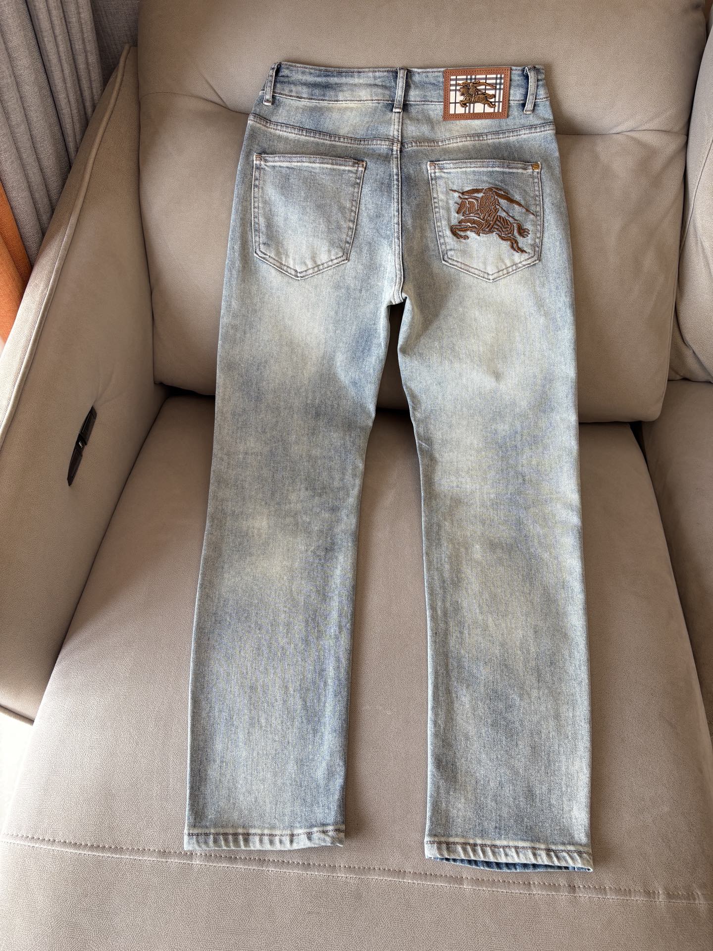 超级有范儿的一款牛仔裤，定制原版水洗牛仔面料，独特设计，顶级刺绣工艺字母图案logo，原版五金辅料装饰，