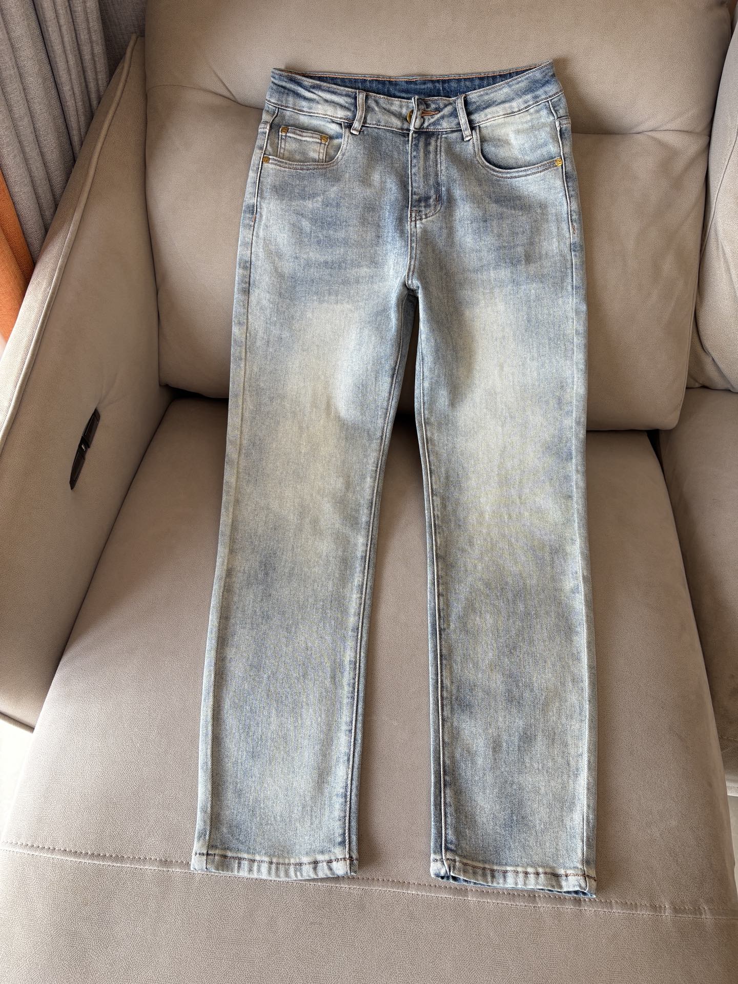 超级有范儿的一款牛仔裤，定制原版水洗牛仔面料，独特设计，顶级刺绣工艺字母图案logo，原版五金辅料装饰，