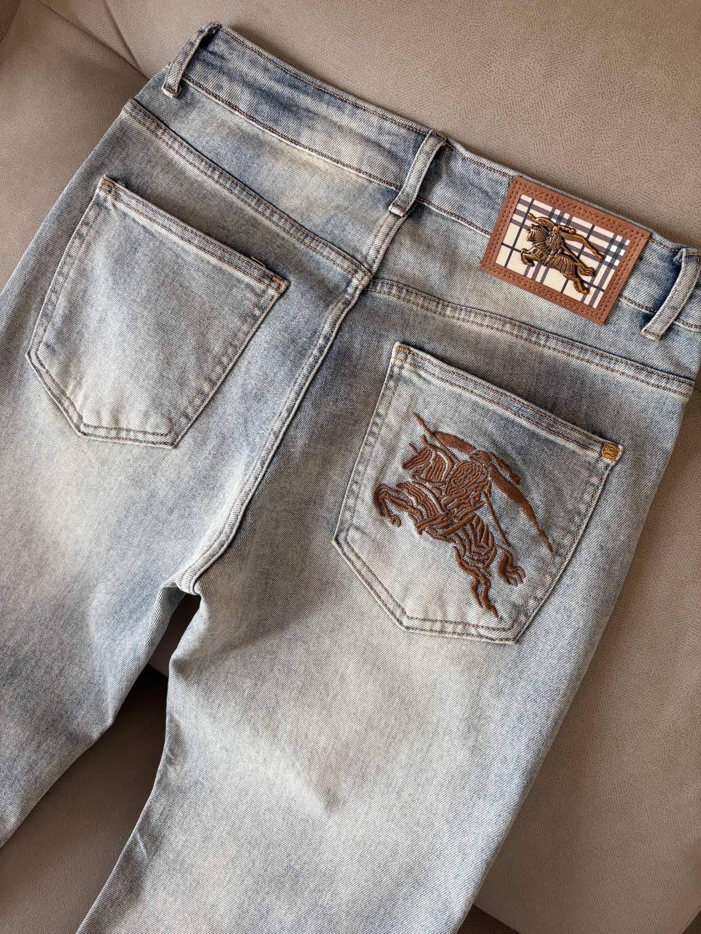 超级有范儿的一款牛仔裤，定制原版水洗牛仔面料，独特设计，顶级刺绣工艺字母图案logo，原版五金辅料装饰，