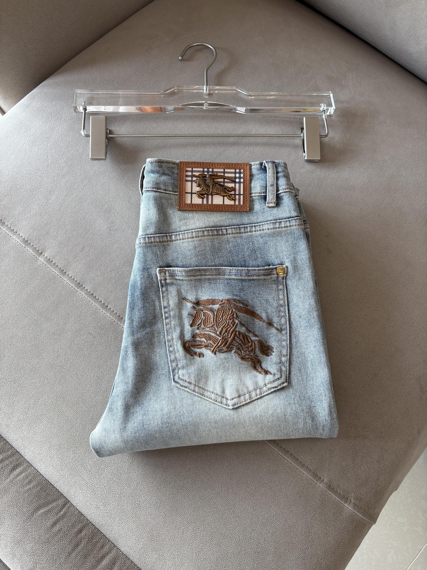 超级有范儿的一款牛仔裤，定制原版水洗牛仔面料，独特设计，顶级刺绣工艺字母图案logo，原版五金辅料装饰，