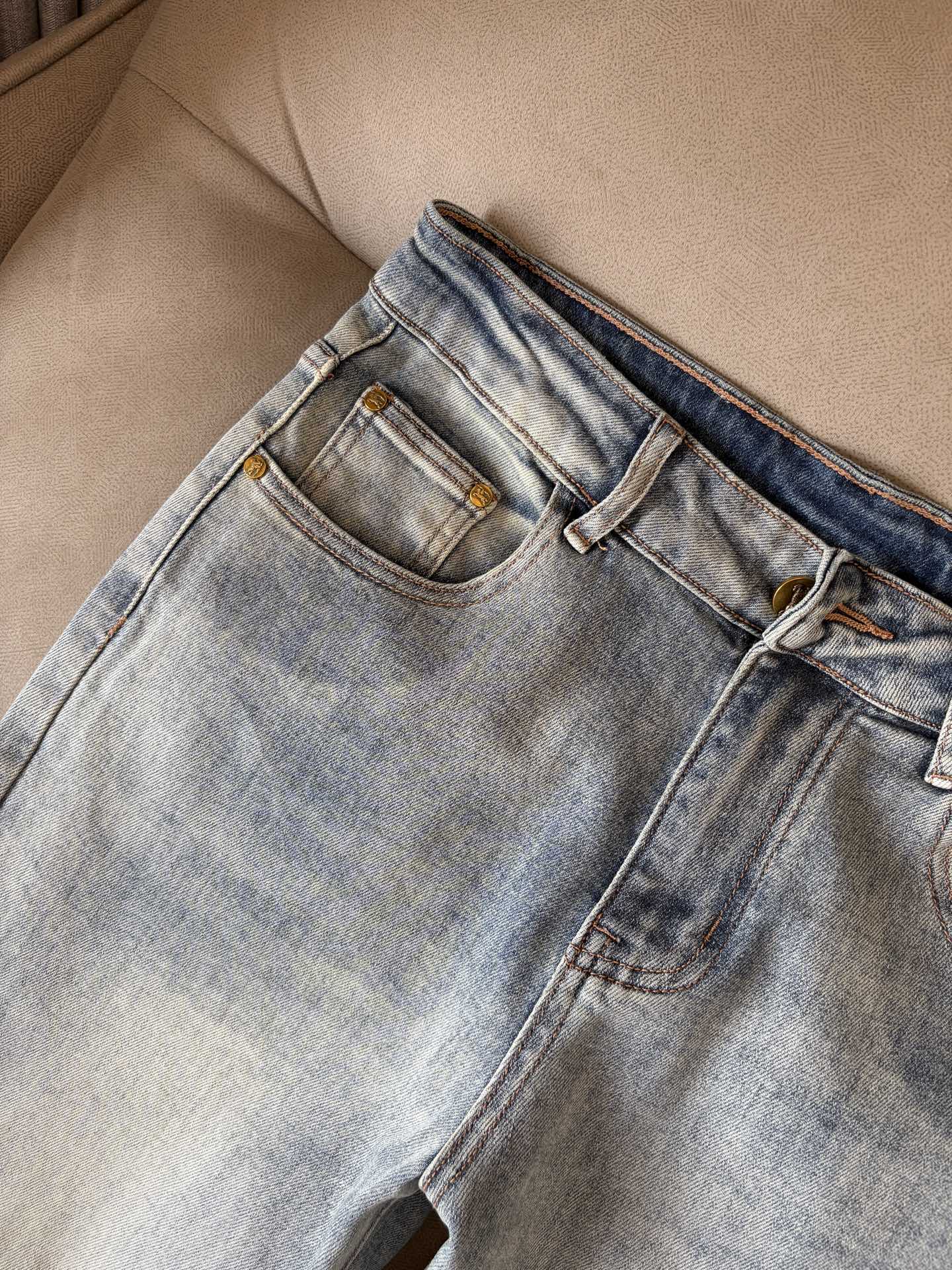 超级有范儿的一款牛仔裤，定制原版水洗牛仔面料，独特设计，顶级刺绣工艺字母图案logo，原版五金辅料装饰，