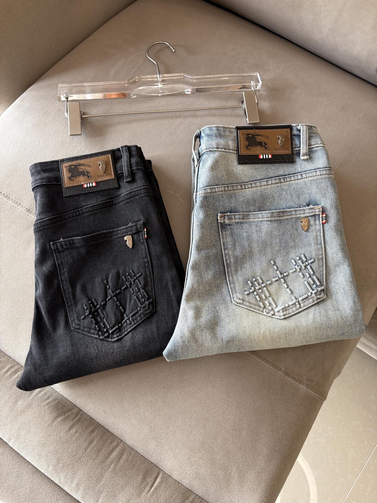 超级有范儿的一款牛仔裤，定制原版水洗牛仔面料，独特设计，顶级刺绣工艺字母图案logo，原版五金辅料装饰，