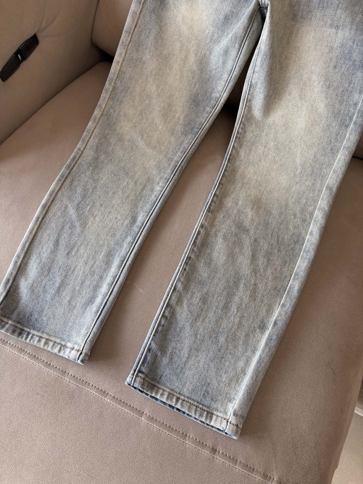 超级有范儿的一款牛仔裤，定制原版水洗牛仔面料，独特设计，顶级刺绣工艺字母图案logo，原版五金辅料装饰，