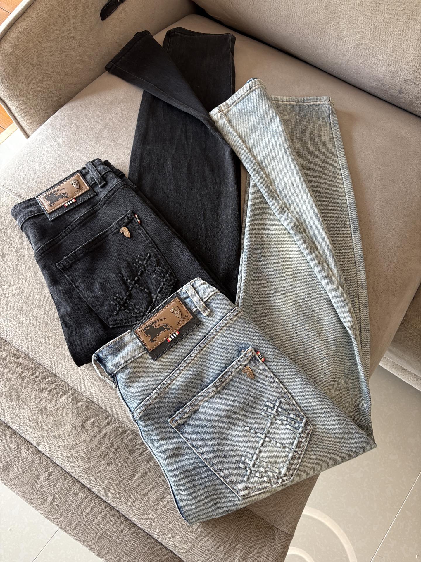 超级有范儿的一款牛仔裤，定制原版水洗牛仔面料，独特设计，顶级刺绣工艺字母图案logo，原版五金辅料装饰，