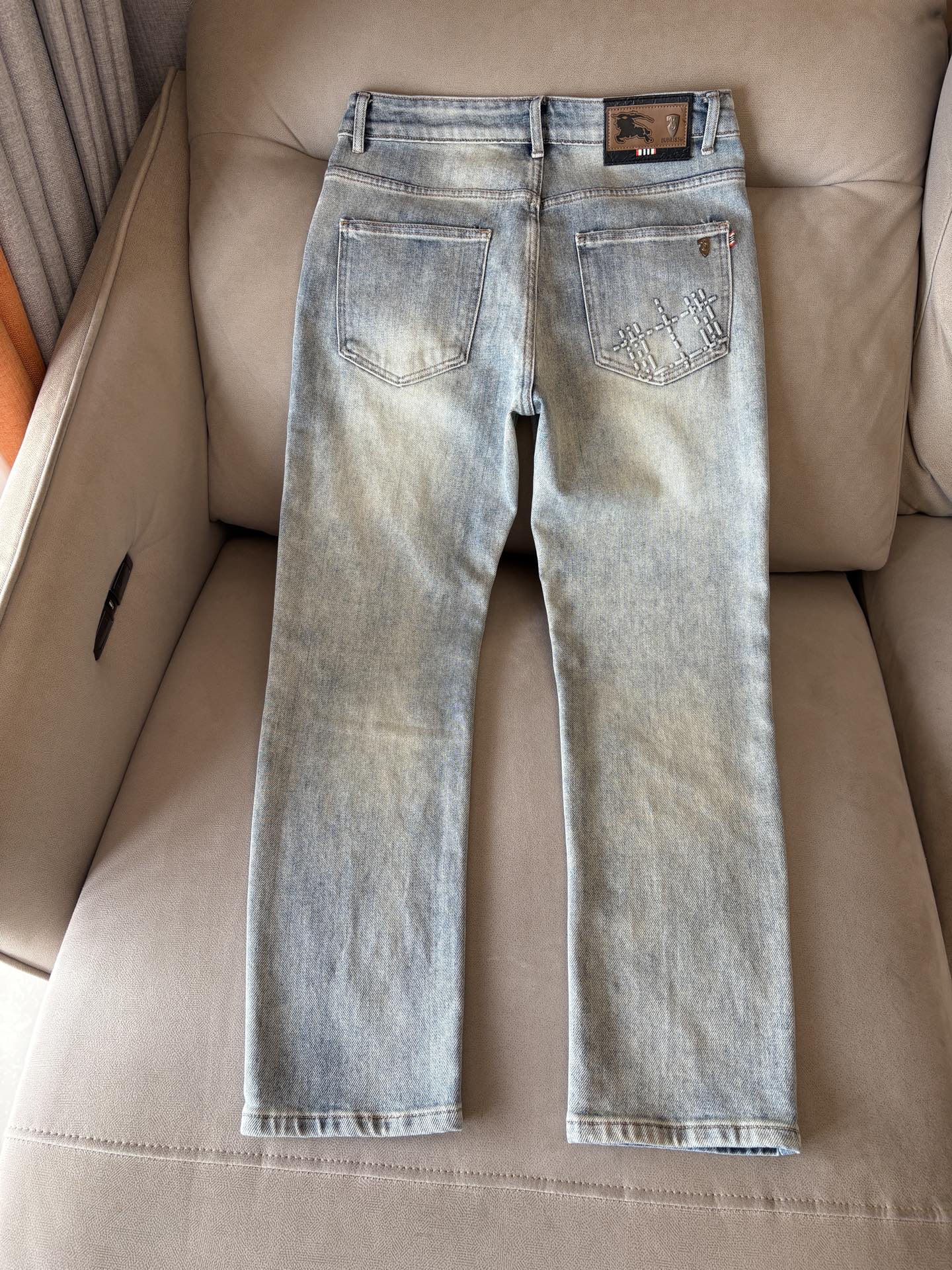 超级有范儿的一款牛仔裤，定制原版水洗牛仔面料，独特设计，顶级刺绣工艺字母图案logo，原版五金辅料装饰，