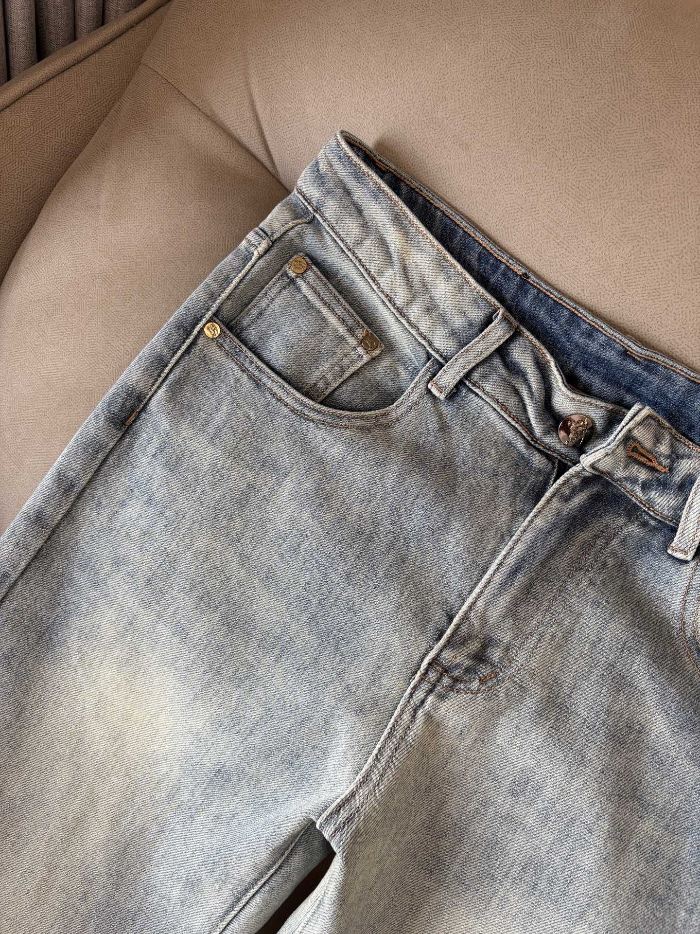 超级有范儿的一款牛仔裤，定制原版水洗牛仔面料，独特设计，顶级刺绣工艺字母图案logo，原版五金辅料装饰，