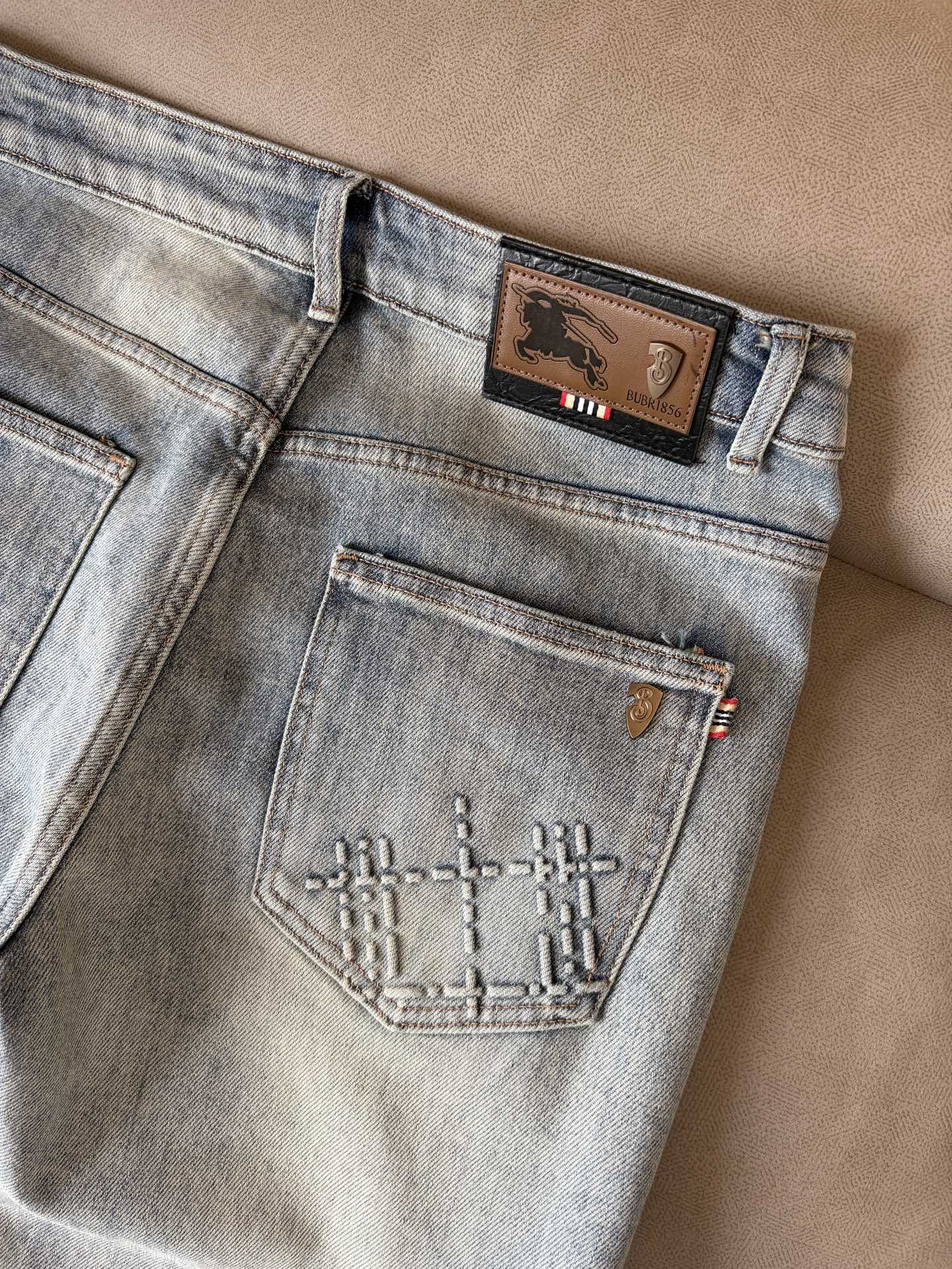 超级有范儿的一款牛仔裤，定制原版水洗牛仔面料，独特设计，顶级刺绣工艺字母图案logo，原版五金辅料装饰，