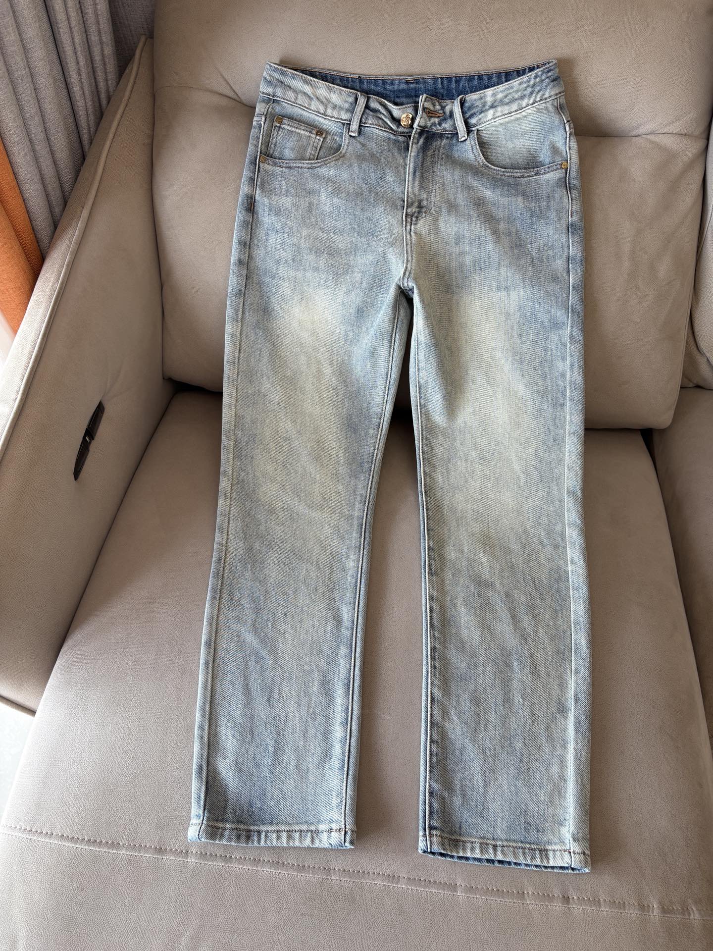 超级有范儿的一款牛仔裤，定制原版水洗牛仔面料，独特设计，顶级刺绣工艺字母图案logo，原版五金辅料装饰，