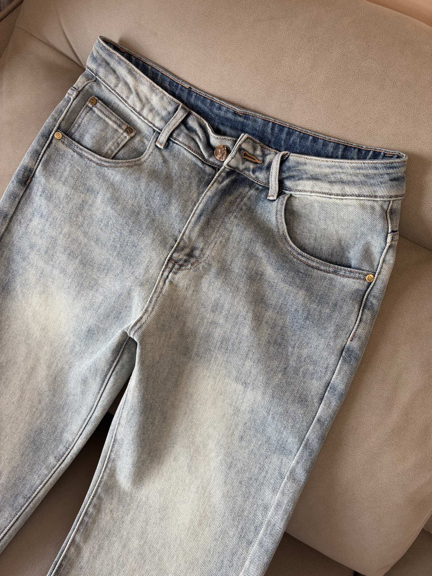 超级有范儿的一款牛仔裤，定制原版水洗牛仔面料，独特设计，顶级刺绣工艺字母图案logo，原版五金辅料装饰，