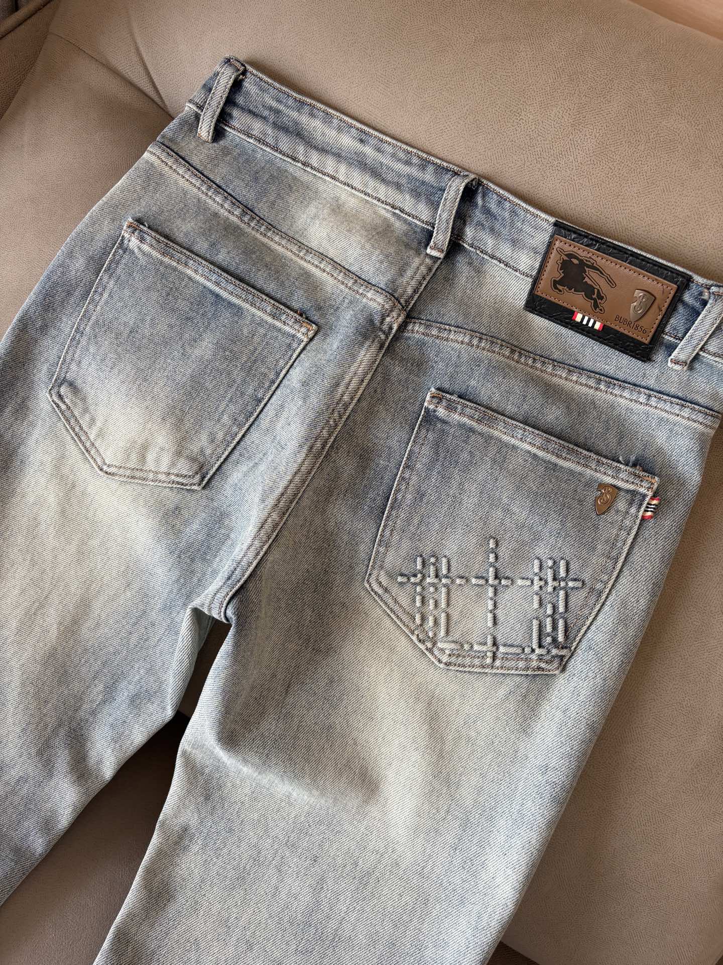 超级有范儿的一款牛仔裤，定制原版水洗牛仔面料，独特设计，顶级刺绣工艺字母图案logo，原版五金辅料装饰，