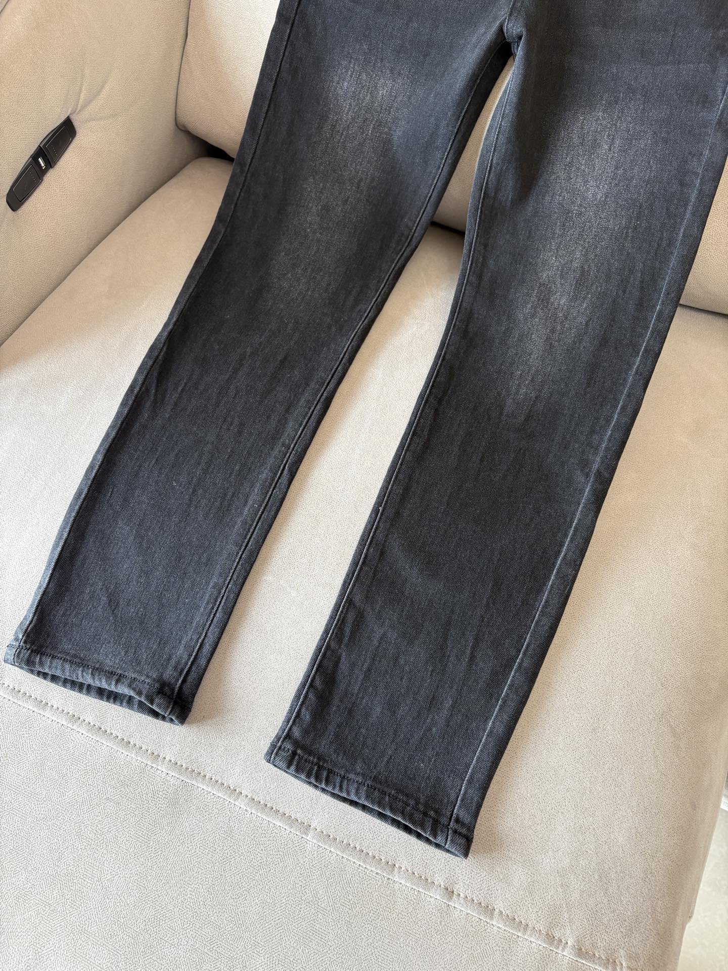 超级有范儿的一款牛仔裤，定制原版水洗牛仔面料，独特设计，顶级刺绣工艺字母图案logo，原版五金辅料装饰，