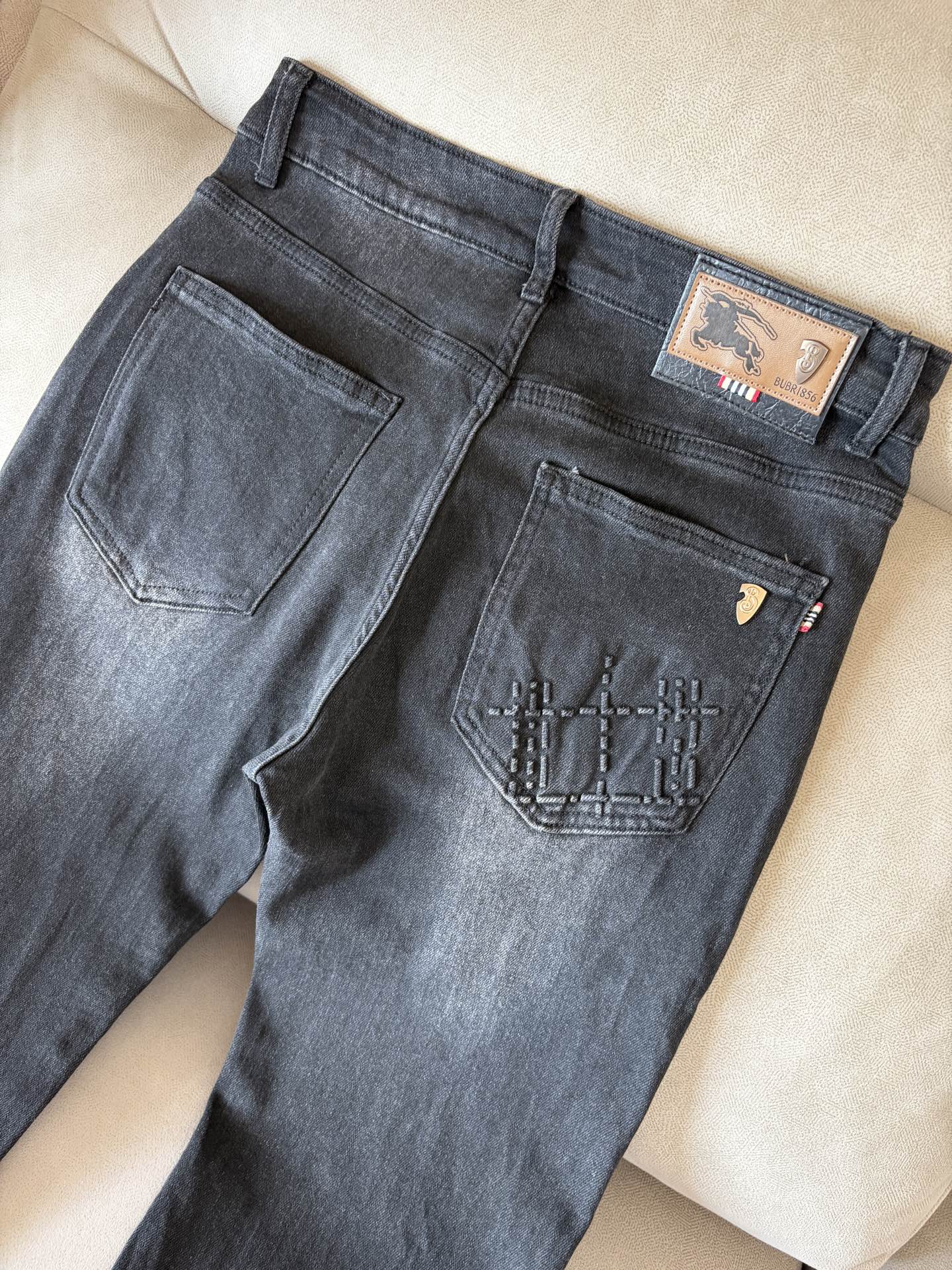 超级有范儿的一款牛仔裤，定制原版水洗牛仔面料，独特设计，顶级刺绣工艺字母图案logo，原版五金辅料装饰，