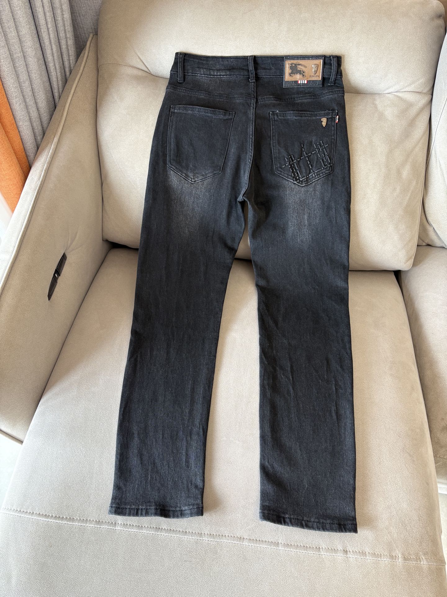 超级有范儿的一款牛仔裤，定制原版水洗牛仔面料，独特设计，顶级刺绣工艺字母图案logo，原版五金辅料装饰，