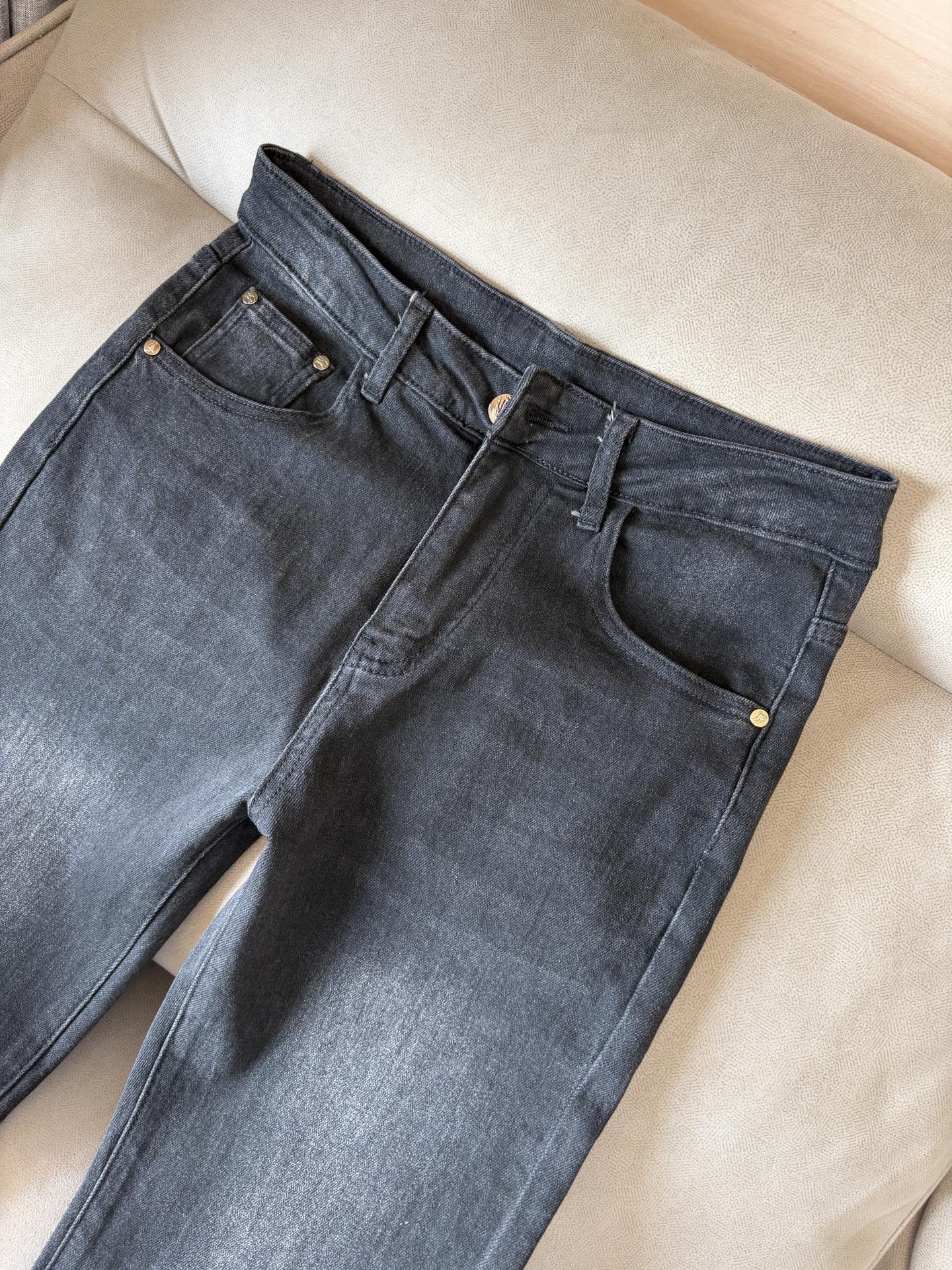 超级有范儿的一款牛仔裤，定制原版水洗牛仔面料，独特设计，顶级刺绣工艺字母图案logo，原版五金辅料装饰，