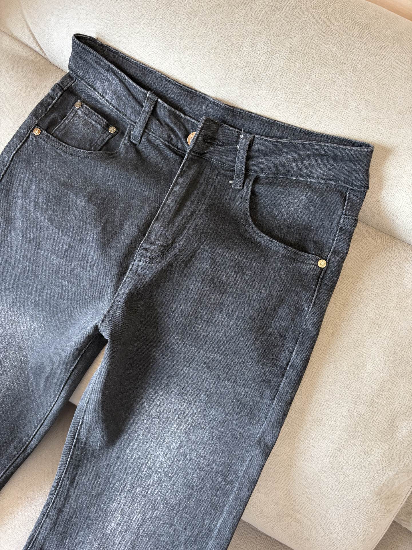 超级有范儿的一款牛仔裤，定制原版水洗牛仔面料，独特设计，顶级刺绣工艺字母图案logo，原版五金辅料装饰，