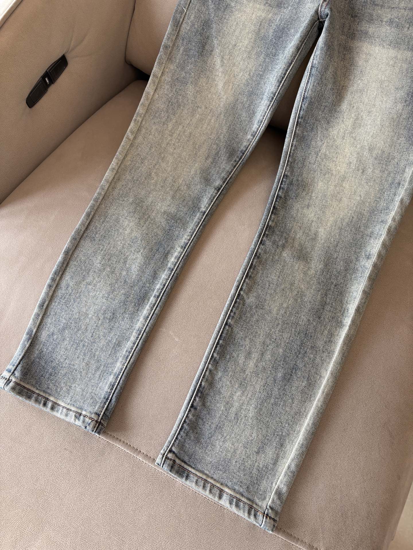 超级有范儿的一款牛仔裤，定制原版水洗牛仔面料，独特设计，顶级刺绣工艺字母图案logo，原版五金辅料装饰，