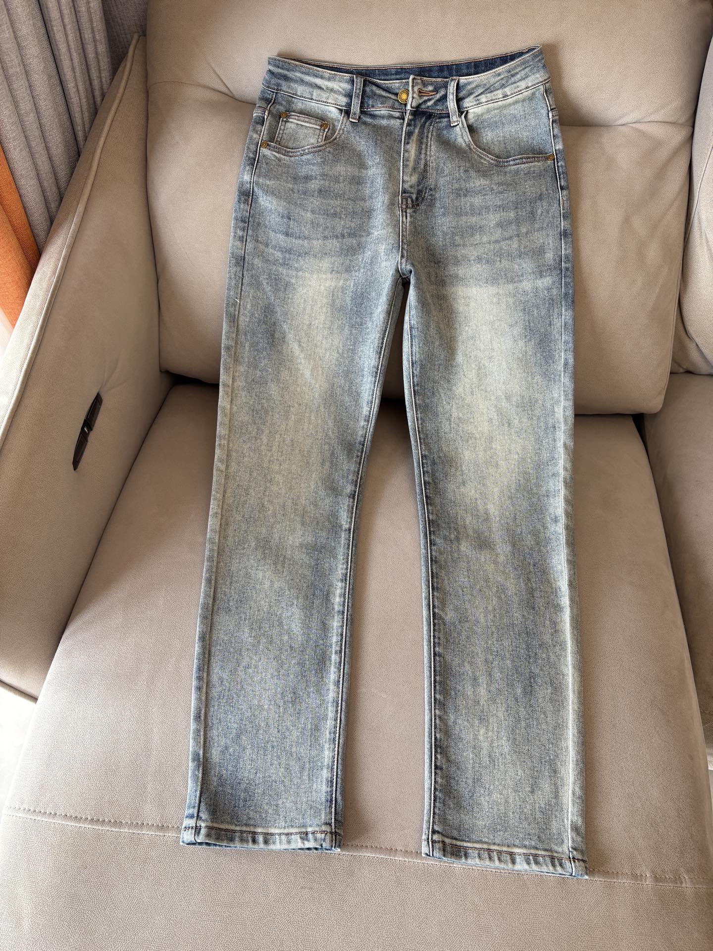 超级有范儿的一款牛仔裤，定制原版水洗牛仔面料，独特设计，顶级刺绣工艺字母图案logo，原版五金辅料装饰，