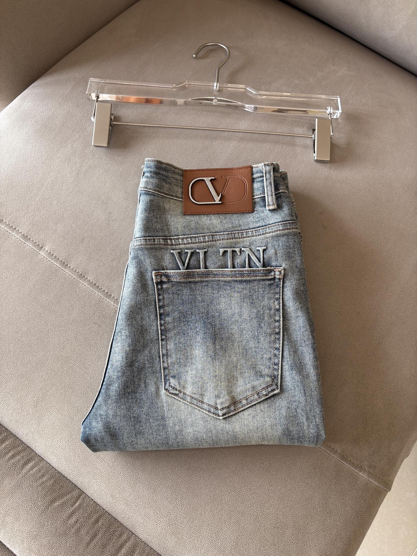 超级有范儿的一款牛仔裤，定制原版水洗牛仔面料，独特设计，顶级刺绣工艺字母图案logo，原版五金辅料装饰，