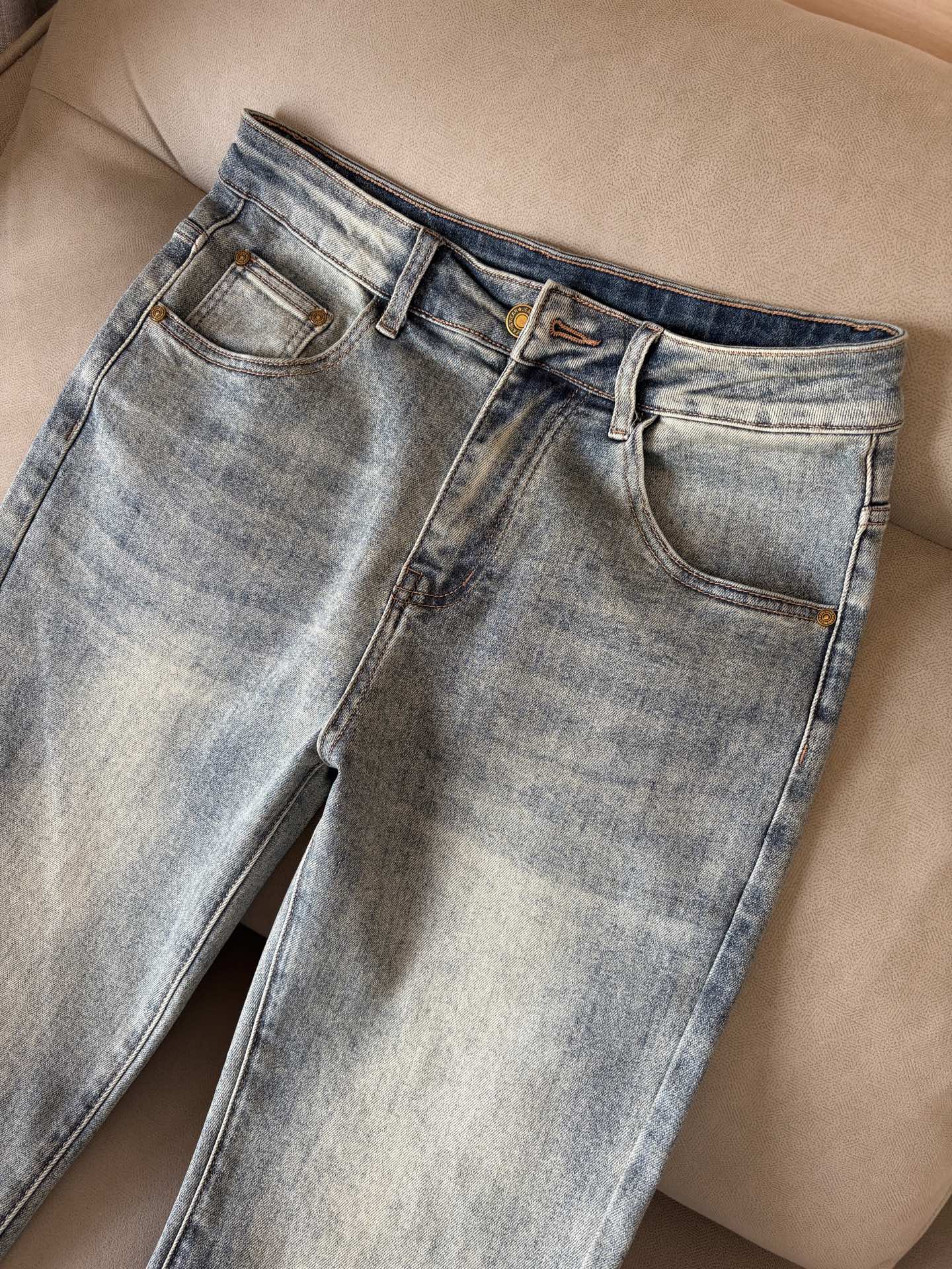 超级有范儿的一款牛仔裤，定制原版水洗牛仔面料，独特设计，顶级刺绣工艺字母图案logo，原版五金辅料装饰，