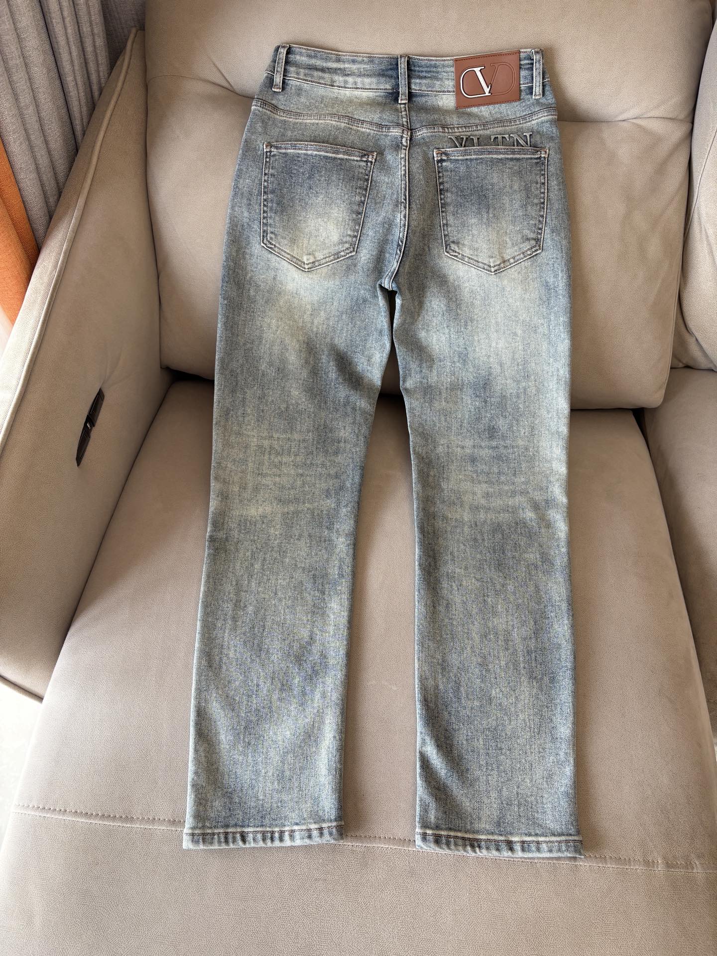 超级有范儿的一款牛仔裤，定制原版水洗牛仔面料，独特设计，顶级刺绣工艺字母图案logo，原版五金辅料装饰，